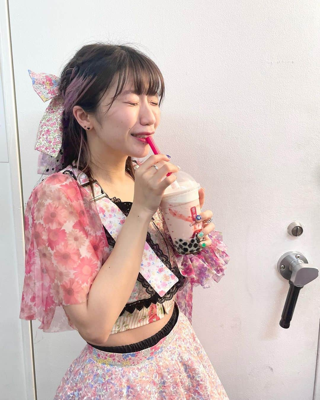 ぱいぱいでか美さんのインスタグラム写真 - (ぱいぱいでか美Instagram)「たぴチャージ🧋 . 昨日ライブ後に飲んだタピオカが最高でした🍓☁️ そういや自分の分も買えばよかったなってなって笑 ラジオの実況タグ見て推しが何を飲んだか把握して ライブハウスの近くに店舗があったので マネージャーさんにお願いしてお使いされてもらった🙇🏻‍♂️ うますぎたーーーーー！！！！！！！！ . #タピオカ #🧋 #貢茶 #try1422 #アロハなんつって #でか美ちゃん」3月29日 18時45分 - paipaidekami