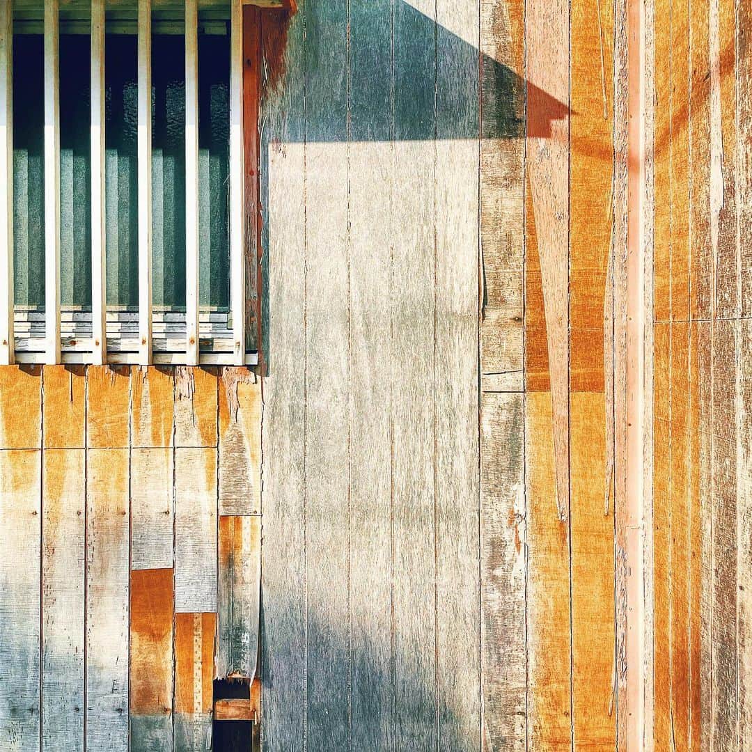 まめのインスタグラム：「Way back home. . . 雨に降られる5分前~ . #ザ壁部 #texture #ihaveathingforwalls #igersjp #indies_minimal #reco_ig #shotoniphone #youmobile」