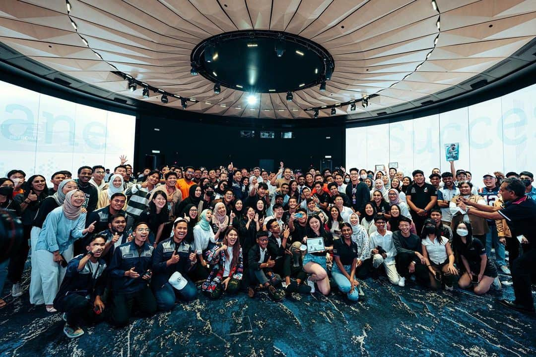 ジョージ・ラッセルのインスタグラム：「Malaysia, it's always a pleasure. 💚  Great day stopping by the @petronas Leadership Campus and Research Centre en route to Melbourne.  Met some brilliant people who are inspiring the leaders of tomorrow and developing new sustainable technologies.  Thanks for having me, team!」