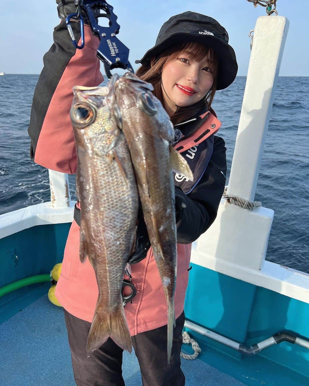 のインスタグラム：「･ 昨日は、ガッ釣り関西の撮影で ちあっきーと 初めましてのそらなさんと一緒に 白浜から出航の代々丸さんに乗って 中深海ジギングに挑戦してきました！✨ ･ 水深200m~300mから350gのジグを手巻きで回収するのがしんどかった😹 ･ けど、黒いダイヤ💎のクロムツのお顔が見れてよかったです😊✨ ･ そして最後には思わぬゲストで すごいファイトが？！ ･ また放送日が決まり次第告知させていただきます🙌 ･  tacle data Rod:SHIMANO OCEA JIGGER FULLBEND B60-5 Reel:SHIMANO OCEA CONQUEST 300HG Jig:SHIMANO Easy Pebble Zebra Chart 350g Line: :TORAY super strong pe x8 1号 Leader:TORAY SHOCK LEADER SMOOTHROCK＋ 22LB  ･ #釣りガール #釣り #釣り女子 #fishing #fishinglife  #낚시  #fishinggirls  #instafish #fishingdaily #saltwaterfishing #angler #釣り好きと繋がりたい  #オフショア #ocean #東レ #TORAY #東レモノフィラメント #ソラローム #SOLAROAM #スロージギング #ジギング #代々丸 #中深海ジギング #ガッ釣り関西 #クロムツ」