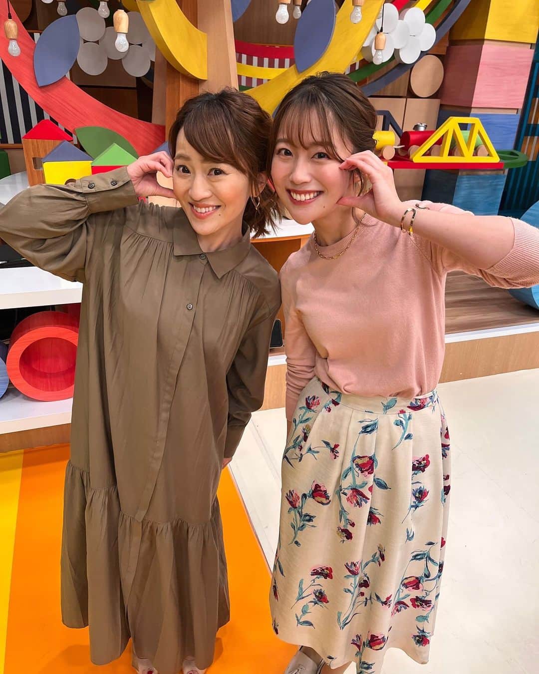永見佳織のインスタグラム：「🍳キラキラクッキング🍳 まるごとではラスト♡ キラキラ✨＆イライラ💢と 皆さんに“コンビ”まで言って頂き感謝です。  実はまだ今日が最後だとあまり実感が湧かず…  ただやっぱり寂しいです。  これからもキラキラYouTubeチャンネルで何かしらできたらなぁと密かに企画してますし、願ってます🙏  4月からは 中華のカリスマ・五十嵐美幸さんとコンビを組み、 “みゆき・しほのキラキラクッキング”になり本格的に料理を学ぶようです。笑🤣 コチラも乞うご期待‼︎  最後に、 【永見】という存在からのイビリに耐えた澤井。 まずは、お疲れさま😏  #まるごと #キラキラ #イライラ #クッキング #女子アナ #早川ナナ さん」