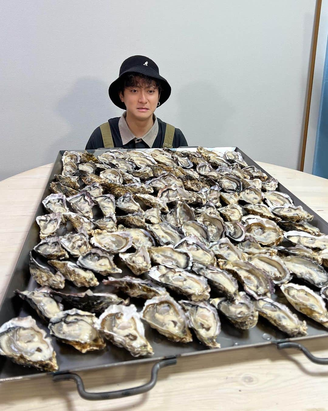 きょんのインスタグラム：「生牡蠣100個！！」