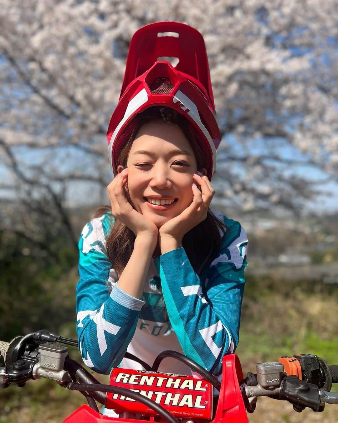 中嶋真緒のインスタグラム：「ウインク難しい〜！！😉  ここ数日、声が出ずしんどかったけど 薬がよく効いて人と話せる程度に声が出た🌸 #モトクロス #電動バイク #woof #転けた #痛い #電源入れたの忘れてアクセル開けて　#人轢きそうだった　#笑えない #下手すぎ #モトクロス女子 #バイク #バイク女子 #ヘルメット #桜 #春コーデ」