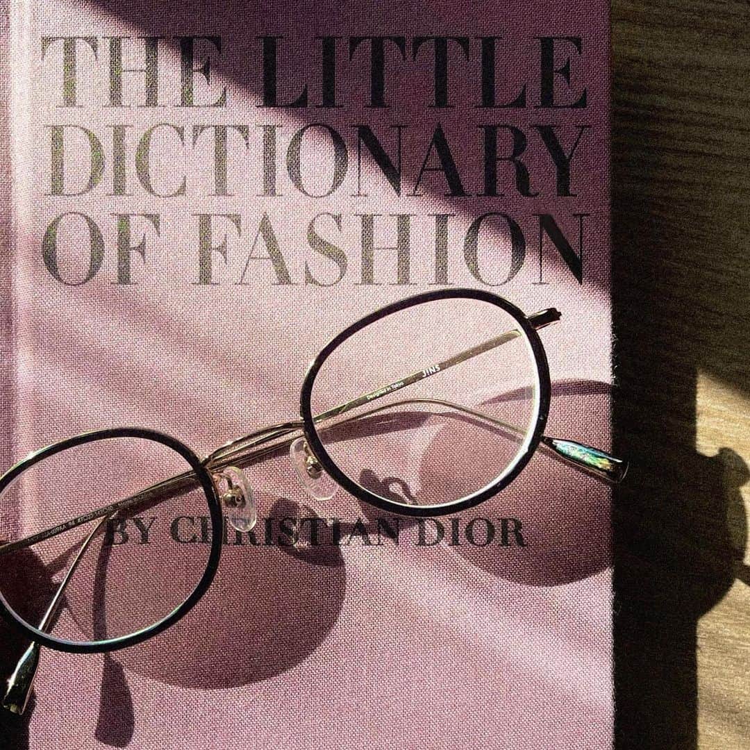 瀬戸山知花のインスタグラム：「ㅤㅤ  おにゅー眼鏡👓  曇りにくい加工が施されているレンズのおかげで マスク生活も快適です😷✌🏻(花粉症)  #JINS」