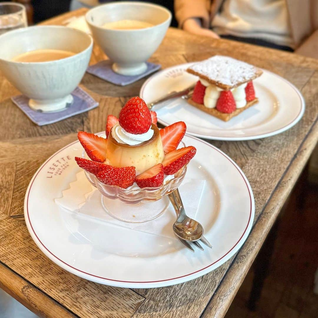 ぱんもんのインスタグラム：「⠀⠀ ＼ 二子玉川のカフェ ꪔ̤̮♥ ／ ⁡ #カフェリゼッタ （ @cafelisette_futakotamagawa ） ◇プリン・ア・ラ・モード 1,100円 ◇ナポレオンパイ 1,280円（週末限定） ◇ブルボン 800円 ⁡ 定期的に訪問しているリゼッタ☺︎ 今の季節は、苺スイーツがたくさんです🤤💞 ⁡ 今回は、いちごのプリンアラモードと 週末限定のナポレオンパイをいただいてきました🍓 ⁡ 硬めの懐かしいプリン、相変わらず美味しい♡♡ 季節によってフルーツが変わりますが、 苺もアメチェもイチジクの時も全部好き🤤♡ ⁡ 手織りパイのサクサクミルフィーユ🥧 間にいちごとバニラカスタードクリーム入りです☺︎ 最近ミルフィーユにハマってるので 食べられて嬉しかった✨ 数量限定、週末限定です🍓 ⁡ 紅茶も美味しいです☕️ 最近はロイヤルミルクティーを選びがち🫖🫧 ドリンクセットがないから どうしても高くなっちゃうけど、 それでも休日はいつも満席の人気店です🌸 ⁡ #cafelisette #カフェリゼッタ #リゼッタ #lisette #リゼッタ二子玉川 #二子玉川カフェ #二子玉川グルメ #二子玉川カフェ #二子玉川ランチ #世田谷カフェ #世田谷グルメ #プリンアラモード #ミルフィーユ #ナポレオンパイ #いちごのミルフィーユ #🍓 #テラス席ペット可 #東京カフェ #カフェ巡り」