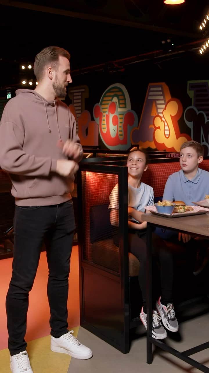 ハリー・ケインのインスタグラム：「So good to be able to surprise some youngsters at @tocasocial and see them play the game as well as eat the Record Breaker burger 🙌  54% from every Record Breaker sold is going to my Foundation 🤝」