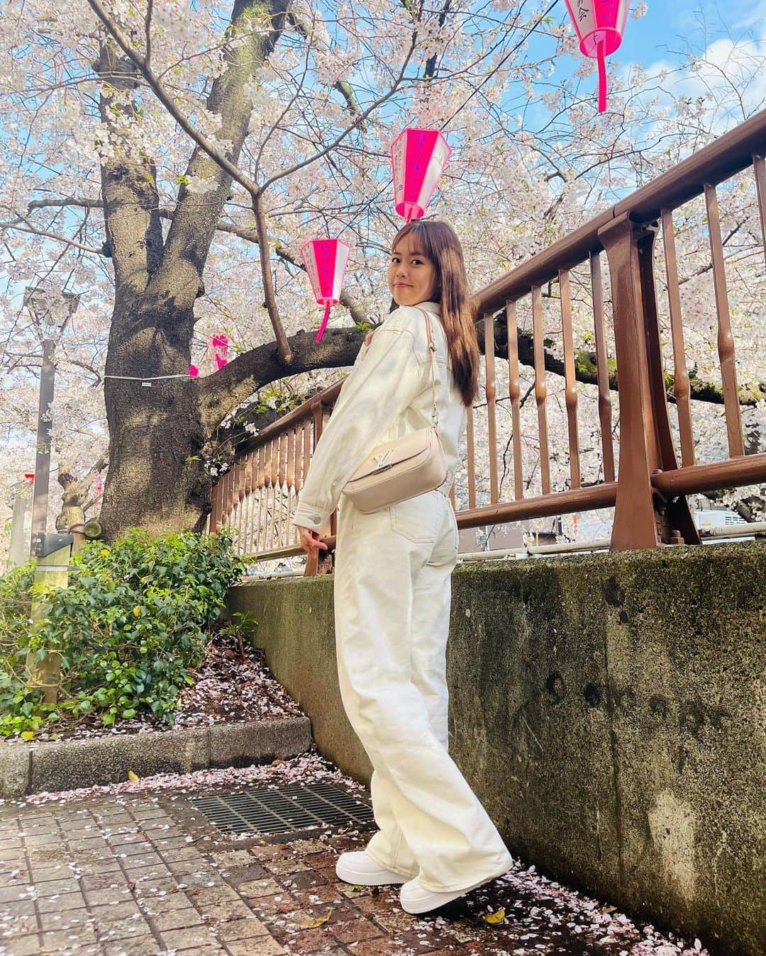 竹内舞さんのインスタグラム写真 - (竹内舞Instagram)「...  目黒川の桜見れた🌸  ホワイトデニムのセットアップおきに👖♡  #目黒川 #桜」3月29日 18時59分 - mai.t831