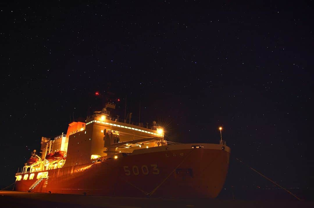 海上自衛隊さんのインスタグラム写真 - (海上自衛隊Instagram)「氷やオーロラもいいけど、 星空のしらせも素敵ですね～！  #しらせ #星空 #夜空 #写真好きな人と繫がりたい」3月29日 19時00分 - jmsdf_pr