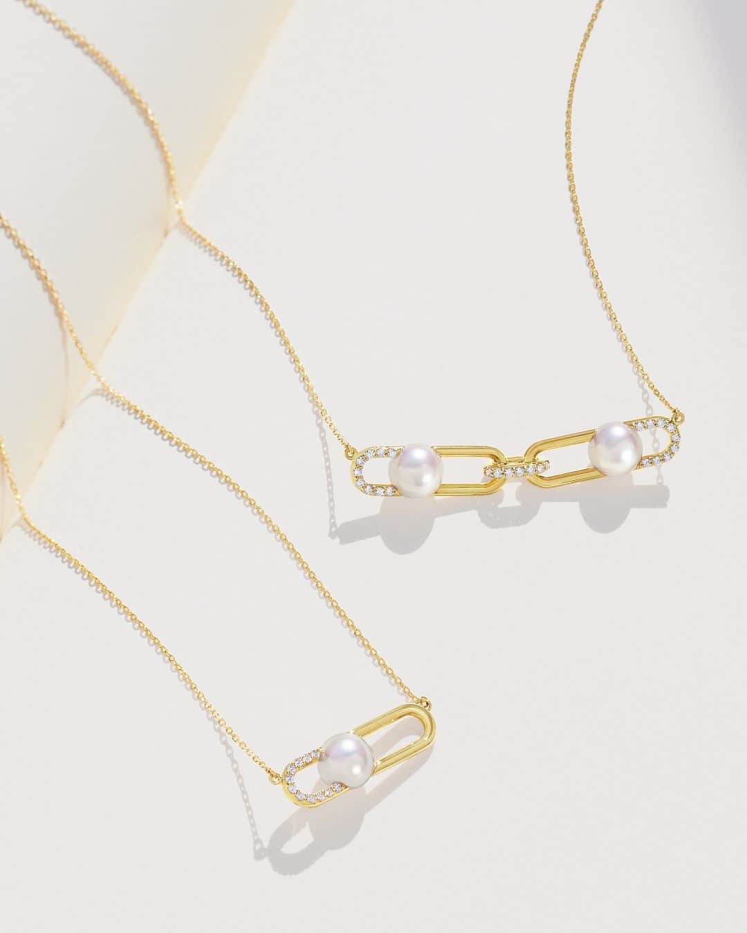 TASAKIさんのインスタグラム写真 - (TASAKIInstagram)「The newest additions to ‘fine links’—bedecked with a pearl and diamonds on yellow gold. Necklaces in sophisticated, modern designs bring flair to the decolletage.  イエローゴールドのリンク(輪)にパールとダイヤモンドをあしらったミニマルな「fine links (ファイン リンク)」に新作が登場。 上品でモダンなフォルムのネックレスが、胸元をスタイリッシュに彩ります。  #TASAKI #TASAKIfinelinks #TASAKIpearl」3月29日 19時00分 - tasaki_intl