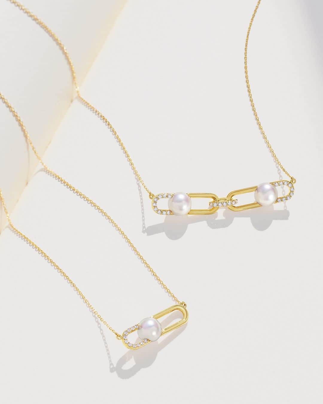 のインスタグラム：「The newest additions to ‘fine links’—bedecked with a pearl and diamonds on yellow gold. Necklaces in sophisticated, modern designs bring flair to the decolletage.  イエローゴールドのリンク(輪)にパールとダイヤモンドをあしらったミニマルな「fine links (ファイン リンク)」に新作が登場。 上品でモダンなフォルムのネックレスが、胸元をスタイリッシュに彩ります。  #TASAKI #TASAKIfinelinks #TASAKIpearl」