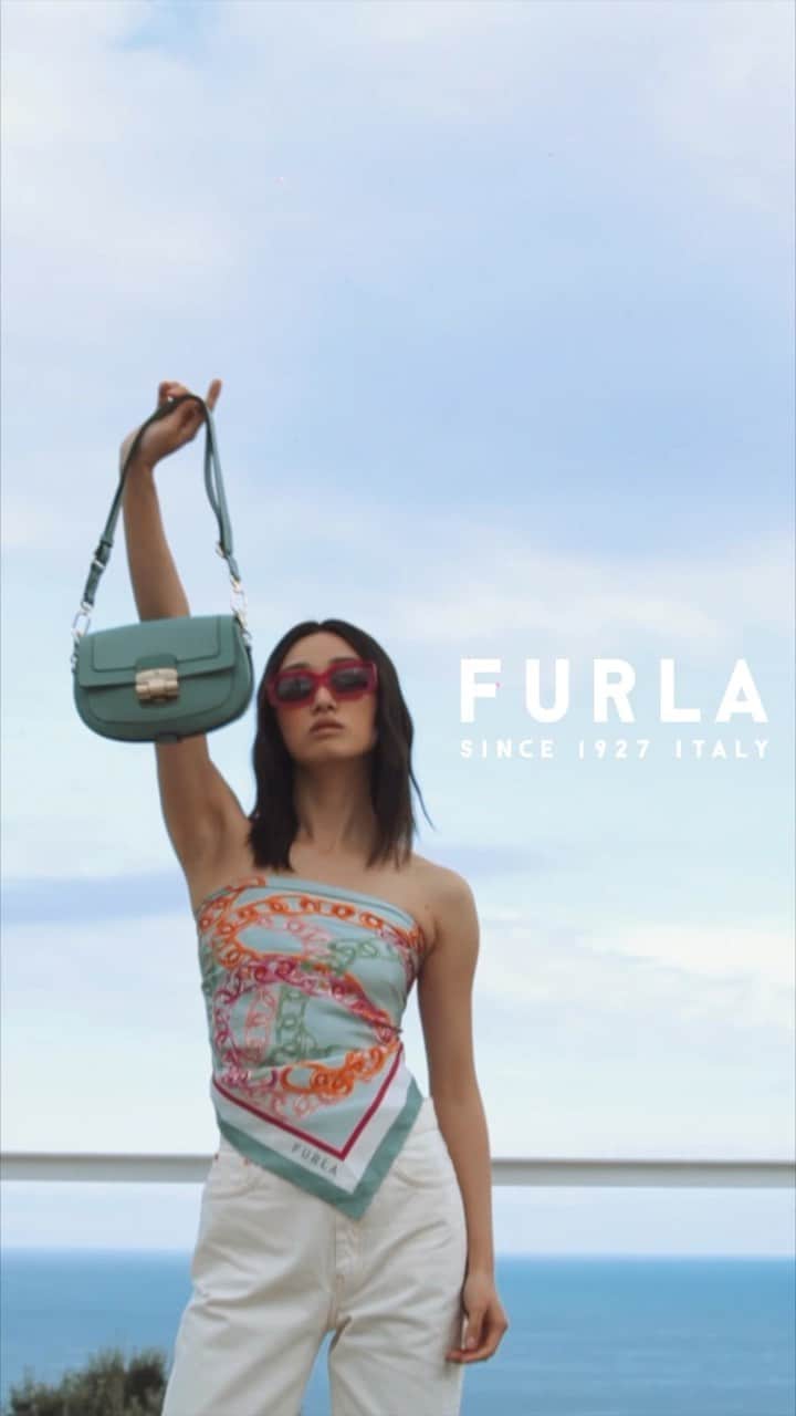 フルラのインスタグラム：「A color palette to match the Mediterranean landscape this Spring Summer.   #ItalybyFurla #FurlaSS23 #Furla」