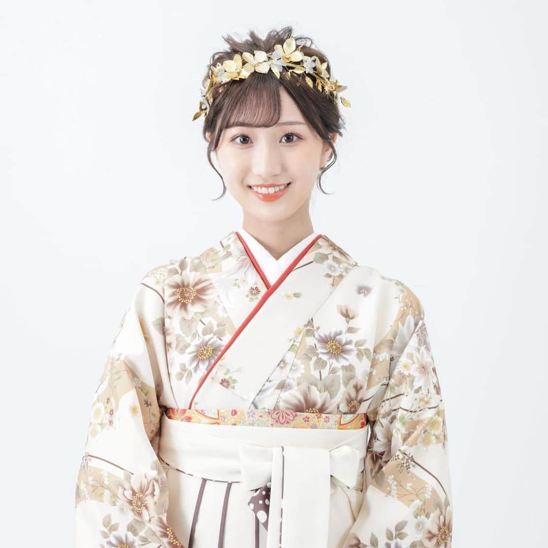 田辺真南葉のインスタグラム：「〜ご報告〜  4月より、新社会人として夢の道へ踏み出すことをご報告いたします。  2015年中学3年生から2021年2月大学2年生までサンミュージックプロダクションにお世話になり、芸能活動を経験させて頂きました。何も分からない私をサポートして下さった事務所の皆さんのおかげで、今の私が居ます。  その後もエイジエンタテインメントにお世話になりミスコンテスト活動や、アナトレのご指導のもとBSフジ学生キャスターとして活動をして参りました。  今までの経験は、全て私1人では味わえなかったことばかりです。 何より、人に恵まれました。関わって下さった皆様に改めて感謝申し上げます。  私の家族は、私のやりたいことや選択をいつも肯定してくれました。 本当に感謝の気持ちでいっぱいです。  そしてこれまで応援してくださった皆様、ありがとうございました。  またお会いする日まで🌸  田辺真南葉」