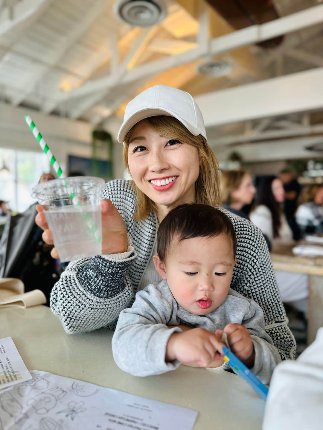 吉田ちかのインスタグラム：「Malibu Farm💕 One of my favorite brunch spots in LA☀️   Osaru-san’s steak with unagi  sauce was awesome! Although I don’t think it tastes much different from teriyaki sauce. But hey, it’s LA, you gotta set the trends! I have a feeling we’re gonna be seeing more unagi sauces on America menus!  Didn’t know what Zoodles were either. I thought I did but I was wrong lol I’ll give you the answer on the vlog that will be up… someday 😂   ロスでお気に入りのブランチスポット！  おさるさんが頼んだunagi sauce(鰻のタレ)が掛かったステーキが美味しかった😆teriyaki sauceと大きく変わらないと思うけど、さすがtrend setterのロサンゼルス笑 今後流行りそうな予感！  Zoodlesも分からなくて聞いちゃったw 分かってたと思ったら違った😅 答えはいつかアップされる動画で！w」