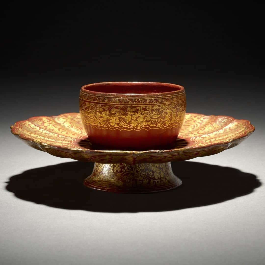 大英博物館のインスタグラム：「The glittering appearance of this tea-bowl stand is an example of ‘chinkinbori’, where fine gold dust is rubbed into grooves incised into a lacquer surface✨  Tea bowls were used at formal tea gatherings and placed on stands like the one shown here.  As well as serving as a beautiful art objects, these stands had the practical function of supporting the delicate and narrow tea bowls as they were passed between participants 🍵  Would you like to witness a Japanese tea ceremony up close? Join us on Friday 14 April for a free demonstration given by members of the Urasenke Foundation.  🏛 Plan your visit and find out more via the link in our bio  🔎 Tea-bowl stand in lacquer and gold. Ryukyu-retto, Japan, 17th century.   #BritishMuseum #JapaneseArt #Tea #Matcha」