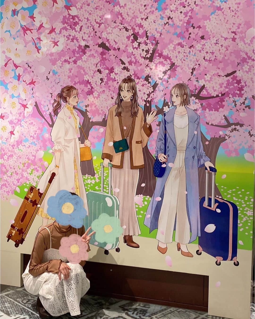 miya(ミヤマアユミ)さんのインスタグラム写真 - (miya(ミヤマアユミ)Instagram)「東京駅の春フェア始まりました🌸 桜と女性のイラストを色々な場所に飾って頂いています。  #東京駅から春を感じよう 4月9日(日)まで、始発〜終電の時間帯でご覧頂けます。  銀の鈴の辺りの柱には大きく絵をプリントして頂いています。  メインビジュアルは様々な場所に飾って頂けていて、偶然見かけたというお声も届き、とても嬉しいです🥲🌸  エスカレーター付近の大きなサイネージにも桜のイラストを使って頂いています。 このサイズの、しかも動画はなかなかない機会でとても高まりました。小さなお子様たちを中心に記念撮影してくださっている方々もお見かけしてイラストレーター冥利に尽きます👧👦✨  貴重な機会を頂き、本当に光栄でした。  ポストカードのプレゼント企画も開催されます。 詳細は「TOKYO STATION CITY」Webサイトをご確認ください。 @tokyostationcity  http://www.tokyostationcity.com/news/20230322140000/ ※ポストカードの引き換えは4/7(金)〜4/9(日)の3日間です。  JR東京駅直結の「丸善丸の内本店」さんでは画集 #花kotoba🌸 のサイン本と色紙を置いて頂いています。  お花見や旅行がてら東京駅で春を感じて頂けましたら幸いです👜  #桜 #さくら #サクラ #spring #東京ステーションシティ #東京駅 #JR #旅行 #旅行コーデ  #artwork #watercolor #水彩 #透明水彩 #art #illust #illustration #draw #illustrator #イラスト #イラストレーター #手描き #アナログイラスト #花 #flower #flowers #ファッション #fashion #ファッションイラスト」3月29日 19時00分 - miya78pic