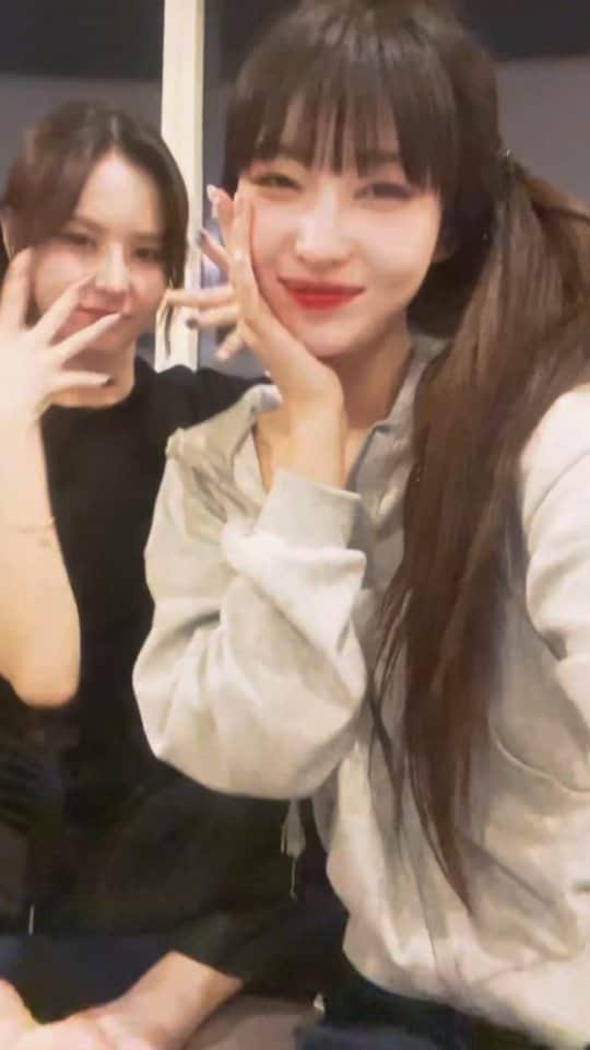 EVERGLOWのインスタグラム：「어둠 속의 비밀 Nighty Night ya💫 #EVERGLOW #에버글로우 #이유 #EU #시현 #SIHYEON」