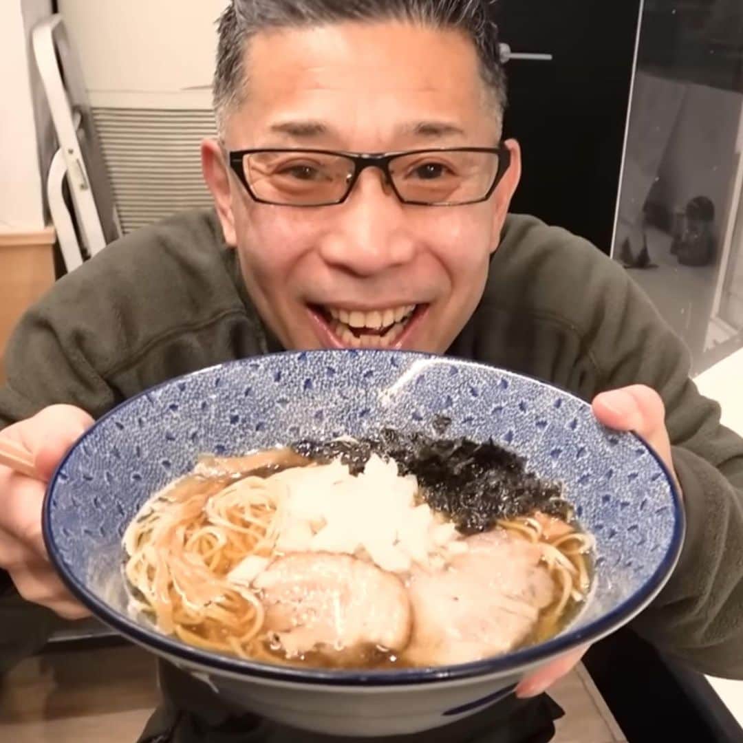 中島浩二さんのインスタグラム写真 - (中島浩二Instagram)「いやーーーー、最高にうみゃかっただすーー🤣🤣🤣  ここのラーメンは、桁違い‼️  うん、ホンモノですっ‼️  鱗道‼️  煮干し、つまりいりこの出汁なんだすが、いりこも全国各地のいりこをブレンドして、しかもラーメンによってスープがそれぞれ違うというこだわりよう。 それに、麺も自家製麺で、つけ麺の太麺なんてコシが最高なんだす‼️  文句のつけようがない、本当に素晴らしいラーメン‼️  恐れ入りました🙏  YouTubeに新しい動画アップしてるんで、是非‼️  プロフィールから飛べるだすーー😃  #福岡グルメ　#福岡ランチ　#福岡ラーメン #博多グルメ　#博多ランチ　#博多ラーメン #煮干しラーメン　#平尾ラーメン　#麺や鱗道」3月29日 19時03分 - koji_nakajiii