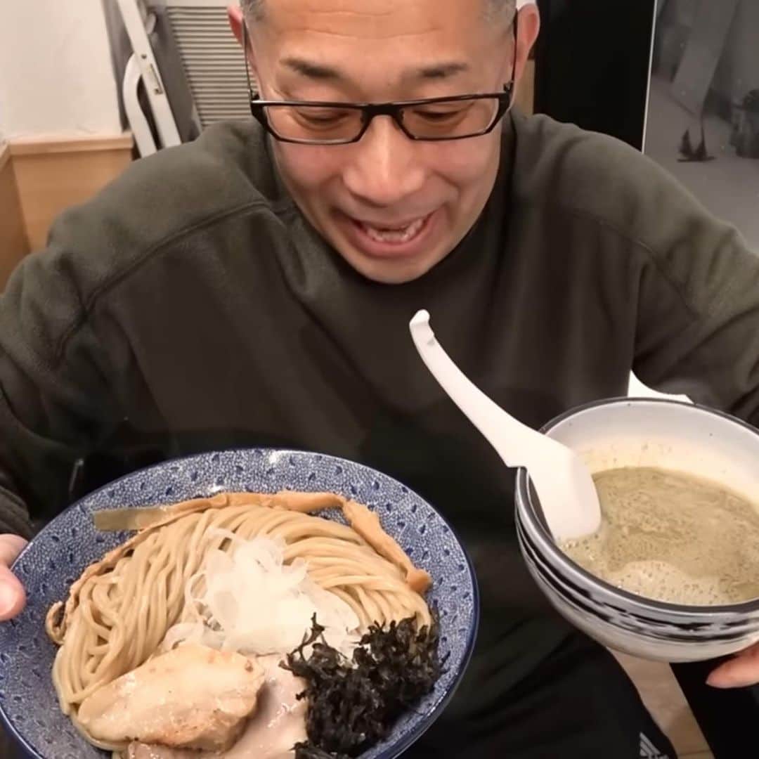 中島浩二さんのインスタグラム写真 - (中島浩二Instagram)「いやーーーー、最高にうみゃかっただすーー🤣🤣🤣  ここのラーメンは、桁違い‼️  うん、ホンモノですっ‼️  鱗道‼️  煮干し、つまりいりこの出汁なんだすが、いりこも全国各地のいりこをブレンドして、しかもラーメンによってスープがそれぞれ違うというこだわりよう。 それに、麺も自家製麺で、つけ麺の太麺なんてコシが最高なんだす‼️  文句のつけようがない、本当に素晴らしいラーメン‼️  恐れ入りました🙏  YouTubeに新しい動画アップしてるんで、是非‼️  プロフィールから飛べるだすーー😃  #福岡グルメ　#福岡ランチ　#福岡ラーメン #博多グルメ　#博多ランチ　#博多ラーメン #煮干しラーメン　#平尾ラーメン　#麺や鱗道」3月29日 19時03分 - koji_nakajiii