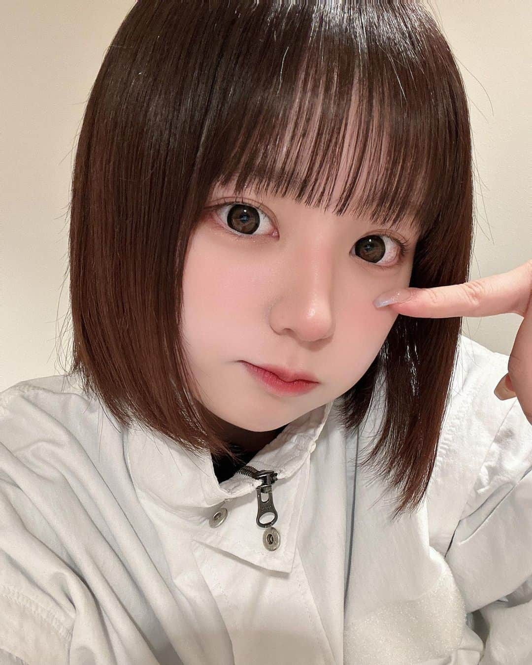 栞麗のインスタグラム：「くっきりフチでおめめがきゅるんきゅるんだよ💕 14.2ミリだから宇宙人になっちゃわないしおすすめ☺︎ ． @hotel_lovers.official ． エバーカラーワンデーミリモアを2箱以上購入でプレゼント！※数量限定で無くなり次第終了☺️  #カラコン #カラコンレポ #エバーカラーワンデーミリモア #ミリモア#エバーカラーワンデー #きゅるんとあざといきゅん瞳 #あまえんぼカカオ #ホテラバ#ホテルラバーズ」