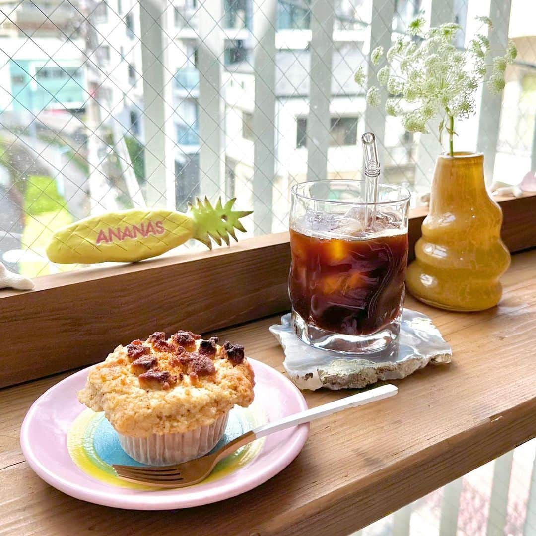のインスタグラム：「♡ 　 ⁡ 今日のヒットは酒粕パルメザンのマフィン！ @ananas_tokyo_ のアイスアメリカーノと相性抜群！ 次行った時もあるといいなぁ...はやく食べたい！ ⁡」