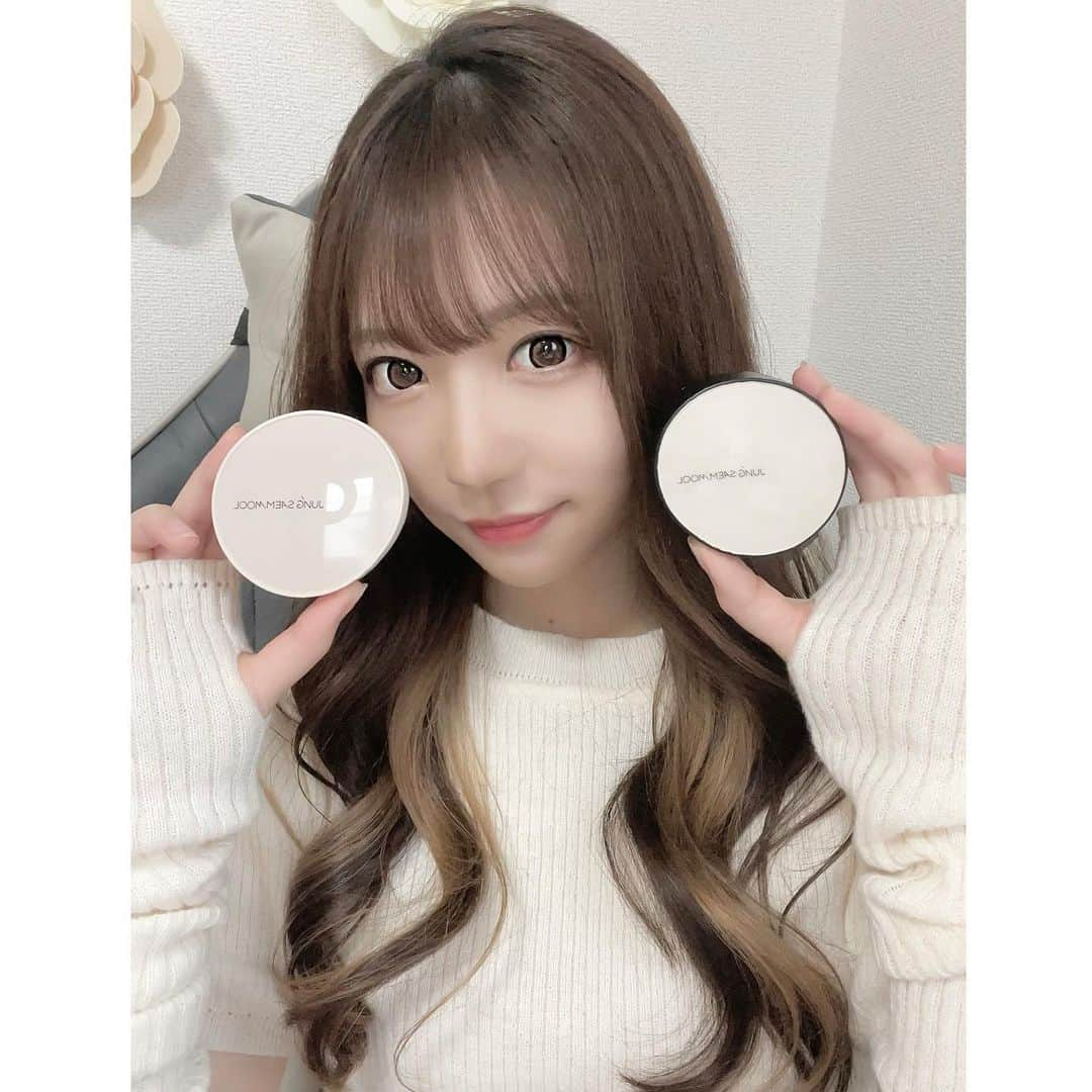 川本愛彩さんのインスタグラム写真 - (川本愛彩Instagram)「. HELLO♡ 今回はTikTok、インスタのDMで よく聞かれる私の使ってるコスメ事情💕  私は韓国コスメを愛用♡ 【JUNG SAEMMOOL(ジョンセンムル)】  💖ベース スキンセッティング トーンアップ サン ベース SPF50+/PA +++  6つあるベースの中で私は くすんだ肌を華やかに輝かせる ピンクトーンアップsunベースをチョイス💕 日焼け止め成分も入ってるから下地1本でOK👌 まんべんなく伸びるから使いやすいよ♡  -------❁ ❁ ❁ -------  私はクッションファンデを愛用♡ 🖤クッションファンデ エッセンシャル スキンヌーダークッション(リフィル付き)  ナチュラルなカバーで 本来の綺麗なキメを生かす潤光ヌードクッション！ 使ってみて崩れにくく、メイクの持ちが良かった🥹✨ しっとりして、自然なツヤがでるから お肌を超綺麗にみせてくれるよ🫶  -------❁ ❁ ❁ -------  そしてクッションファンデは その日の肌の状態に合わせて2つ使い🫶 🤍クッションファンデ スキンヌーダーカバー レイヤークッション(リフィル付き)  より微細で精巧な粒子の カバーレイヤーテクノロジーによって、 綺麗なカバーを実現してくれる‪‪❤︎ シミ、毛穴の凸凹をカバーしたい方おすすめ☝️ ものすごい密着だから メイクがまじで崩れない！感動✨🥹🫶  これからの季節にぴったり🏖 実感できた時の感動がすごいから☺️❣️ 🔎「ジョンセンムル」 で検索➢ . . . #ジョンセンムル #jungsaemmool #スキンヌーダークッション #スキンヌーダーカバーレイヤークッション #クッションファンデ #韓国コスメ #モニター」3月29日 19時05分 - aya_s.collection