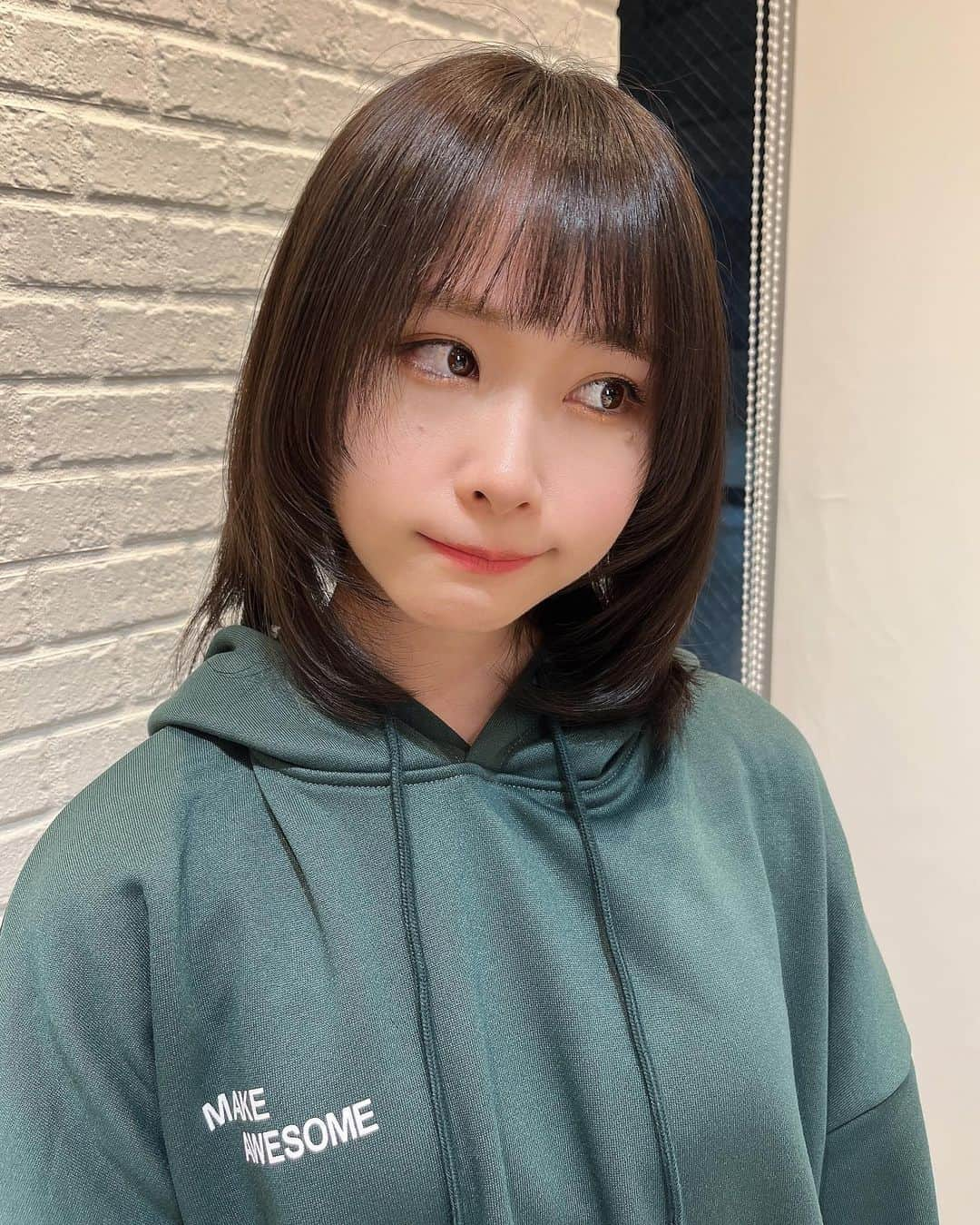 増井みおのインスタグラム：「髪切ったあ 顔周りレイヤーまみれにしてもらった！ しばらくは髪色暗めかなあ〜？  最近はピンクと緑が好き🌸🤢 桜餅だねえ〜  #hair #shein #ERL #みおよーふく #SHEINDAZY #DAZY #SHEINforAll #ootd」