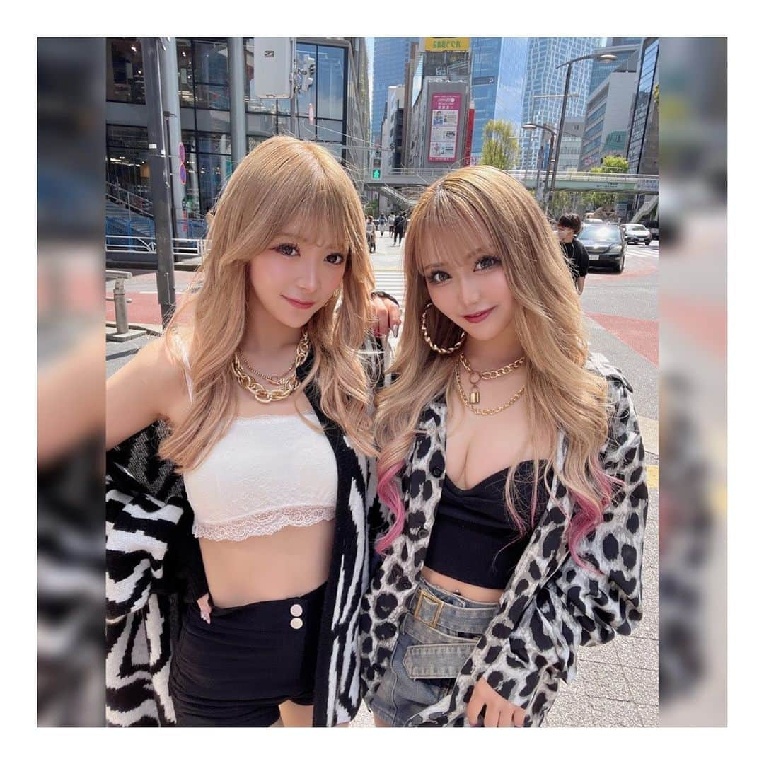 りせりのインスタグラム：「🖤 egg撮影 🖤 ⁡ ⁡ ⁡ 今日はとっっても楽しみにしてた企画🎶  珍しくせいなちゃんと服装が被って 白黒アニマルペアで可愛く映えた💗 ⁡ 今日はいつもよりギャル度増し増しで新しくGETした、 @titeizin.official さんのデニムスカート履いてみたけど可愛すぎた！ 誌面撮影までに届いてよかった💭 撮影最高に楽しかった〜✨ ⁡ 卒業が近ずいて来るの寂しいけど、最後までいっぱい楽しんで思い出作ろう😋🫶 ⁡ ⁡ ⁡ #地底人 #デニムスカート #ギャル @rsr_0717  #地底人 #デニムスカート #ギャル #可愛い #ファッション #コーディネート #お洒落 #撮影 #モデル #アニマル #denim #skirt #gal #cute #fashion #coordinate #model #animal #instagram #instagood」