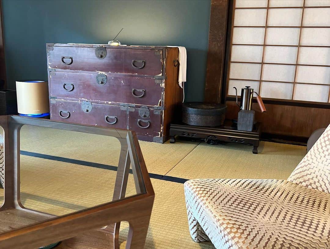 あいりさんのインスタグラム写真 - (あいりInstagram)「先日、滋賀県近江八幡市にある 『旅籠 八…(わかつ)』 に宿泊してきました！  旅籠 八…さんは 190年前に建てられた建物で 1日2組限定の古民家宿です。  古き良きものを残しながら 情緒溢れるノスタルジーな雰囲気の中 洗練されたオシャレなお宿で 小さいお子様にも気兼ねなく宿泊してほしいという オーナーの想いが溢れた過ごしやすい空間でした。  もちろん小さいお子様と一緒じゃなくても おこもり宿として異空間の中でのんびり過ごすのもおすすめです！  食事がとにかく美味しかった！ 地産地消で、どの食材もしっかり素材の味が活かされていて、心に残る味でした。  食べムラのあるぽぽちゃんも どの料理も美味しく食べていたのが印象的でした😊  おもてなしも素晴らしく ぽぽちゃんもとっても楽しんでいたように思います✨  今日のYouTube動画で、旅行VLOGをアップしているので、よかったらご覧ください✨  #旅行 #旅行vlog #家族旅行 #子連れ旅行  #滋賀県 #近江八幡 #滋賀旅行」3月29日 19時09分 - airi_happy