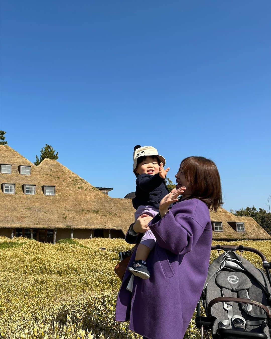 あいりさんのインスタグラム写真 - (あいりInstagram)「ぽぽが産まれる前にコクーンと訪れた ラ コリーナ近江八幡。  たねや クラブハリエのフラッグシップ店で焼きたてバームクーヘンがいただけたり、ここでしか買えないお菓子なども購入できます。  自然を感じる広大な施設で のんびりと散歩したり 焼きたてバームクーヘンをベンチで食べたり カフェなども併設されていて 近江八幡に行かれる際にはぜひ立ち寄ってみてほしい場所。　  歩けるようになったぽぽちゃんも とっても楽しそうに歩いていました！ そんな姿が見られて嬉しかった✨  開店すぐだとお店は空いていましたが 1時間もするとたくさんのお客様が！ 朝一番に行かれるのをおすすめします😊  #旅行  #旅行vlog #滋賀旅行  #1歳息子  #1歳旅行記  #ラコリーナ近江八幡  #クラブハリエ  #たねや  #たねやクラブハリエ」3月29日 19時09分 - airi_happy