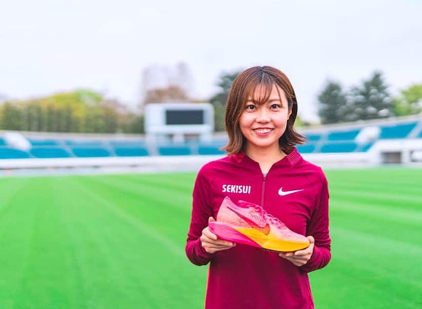 卜部蘭さんのインスタグラム写真 - (卜部蘭Instagram)「NIKEの新作シューズと一緒に📷´-  👟PEGASUS40 👟VAPORFLYNEXT%3  PEGASUS40｜ホワイト×シルバー VAPORFLYNEXT%3｜ピンク×オレンジ のカラー🌸✔  早速PEGASUS40を履いてみましたが､安定感のあるPEGASUSの中でも特に好きな感触でした👟✨️  VAPORFLYNEXT%3は､軽くて前作よりも進化していて､履いて走るのが楽しみです😃！  #nike #nikejapan #niketokyo #nikerunning ##running #pegasus40 #vaporflynextpercent3 #running  #ナイキ #ナイキジャパン#ナイキランニング #ランニング #ランニングシューズ #ペガサス40  #ベイパーフライネクストパーセント3」3月29日 19時13分 - ranrun0616