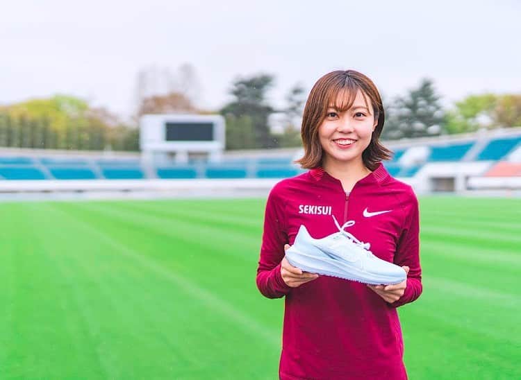 卜部蘭さんのインスタグラム写真 - (卜部蘭Instagram)「NIKEの新作シューズと一緒に📷´-  👟PEGASUS40 👟VAPORFLYNEXT%3  PEGASUS40｜ホワイト×シルバー VAPORFLYNEXT%3｜ピンク×オレンジ のカラー🌸✔  早速PEGASUS40を履いてみましたが､安定感のあるPEGASUSの中でも特に好きな感触でした👟✨️  VAPORFLYNEXT%3は､軽くて前作よりも進化していて､履いて走るのが楽しみです😃！  #nike #nikejapan #niketokyo #nikerunning ##running #pegasus40 #vaporflynextpercent3 #running  #ナイキ #ナイキジャパン#ナイキランニング #ランニング #ランニングシューズ #ペガサス40  #ベイパーフライネクストパーセント3」3月29日 19時13分 - ranrun0616