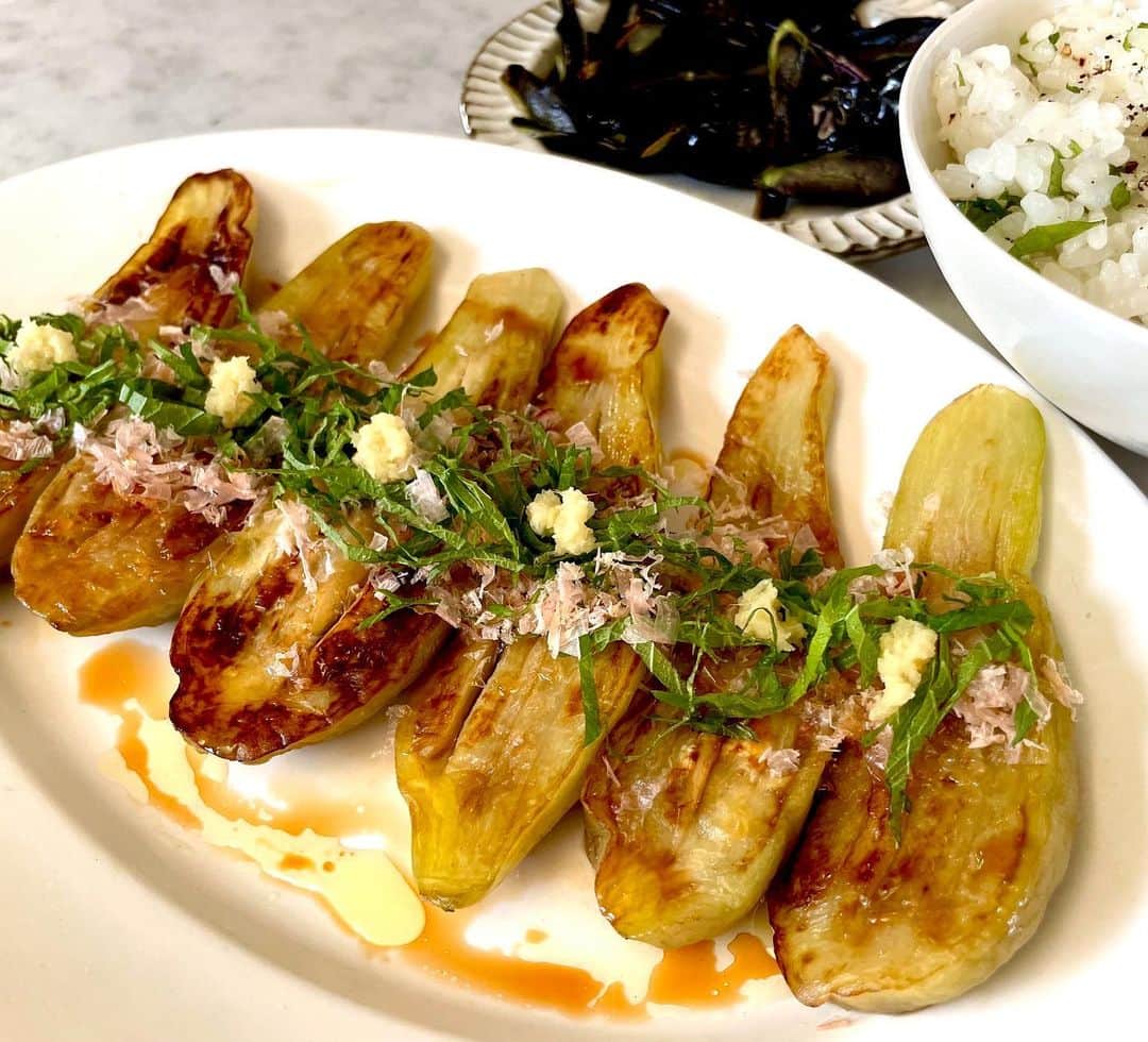 のインスタグラム：「やっほー👋 「スペインのオリーブオイルで！ ジューシー！ 簡単焼きなす＆ 黒コショウの混ぜご飯😋」 . 香り高い スペイン産🇪🇸のオリーブオイル🫒 と和食のふだんごはんとの 相性は👍 . 詳細はこのあと21時から YouTube kohkentetsu kitchenにて！ ぜひみてね😋  ※この動画はスペイン産オリーブオイル・インタープロフェッショナルさんとの タイアップ動画になります。 @oliveoilsspainjp @aceitesolivaes #oliveoilfromspain #spanishoiliveoil#Spain #スペイン産オリーブオイル#スペイン #スペイン産オリーブオイル#スペイン #PR #コウケンテツ　#kohkentetsukitchen」
