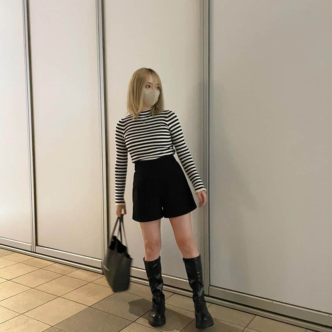 加藤愛永のインスタグラム：「最近は気づけば白黒だし ボーダーばっか着てる🐶📞❕ . そんで加藤さん今日この頃太ったんだけど このパンツ太もも隠してくれて良い🙏 ありがとねありがとね🙏 @grl_official  . . #グレイル #grl #低身長コーデ  #骨格ナチュラル」