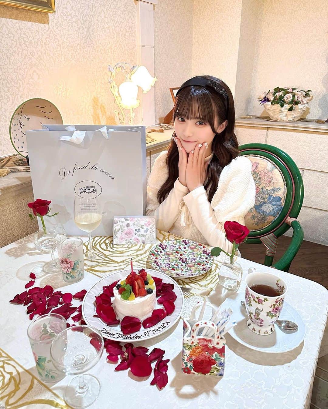 葉月沙耶さんのインスタグラム写真 - (葉月沙耶Instagram)「‪‪‪🎂💗  この間ね、いっちー‪‪❤︎‬ @mayuka_hs ‪‪❤︎‬がお誕生日のお祝いをしてくれたよ🥺⸝⸝⸝♡︎  店内に入ったら超お嬢さまみたいな雰囲気で可愛くて、席には薔薇があって、ごはんも全部美味しくて、、、🥺  そしてプレゼントとお手紙くれて帰りにはお土産の美味しいパンまで持って帰らせてくれたの(ᐡㅠ ̫ ㅠᐡ)‪‪❤︎‬  イケメンだぁт  ̫ т‪🫶🏻💞‬  お手紙もその場で読んで嬉しくてうるうるだったし、何年経っても2人ともしわしわのおばあちゃんにってもずっと一緒にいたいなぁって思ったし約束しちゃった🤤💗  一緒にハイスピとして活動してて一緒に人生歩んでるなあ⸝⸝⸝♡︎って思うし、いつもありがとうのお気持ち‪‪❤︎‬  夢のZepp 絶対成功させようね‪🫶🏻💞‬  誕プレで足マッサージ機をくれたんだけどね🙊 めちゃくちゃ良すぎて毎日使ってる⸝⸝⸝♡︎  載せたいツーショット写真、横向きなので次の投稿に載せちゃう‪‪❤︎‬  はあ、、、大好きだなぁ❤️💚  #お誕生日 #お誕生日会  #お誕生日ランチ #広尾 #広尾カフェ #広尾グルメ #広尾ランチ #お誕生日プレート #お誕生日ケーキ」3月29日 19時24分 - sayapon_310