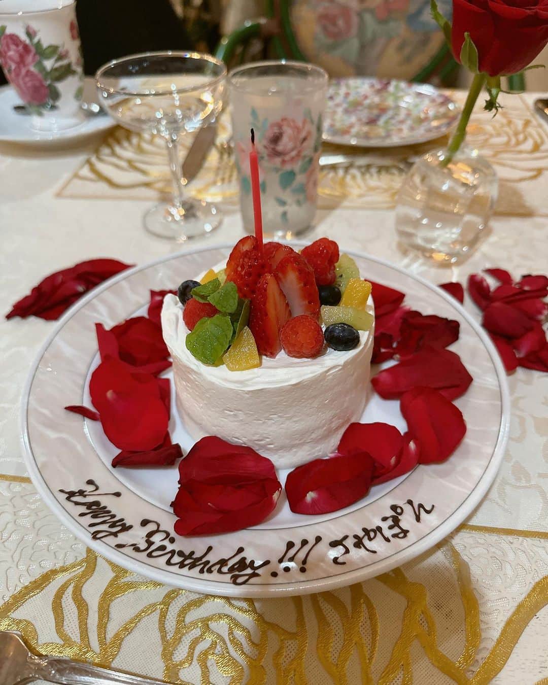葉月沙耶さんのインスタグラム写真 - (葉月沙耶Instagram)「‪‪‪🎂💗  この間ね、いっちー‪‪❤︎‬ @mayuka_hs ‪‪❤︎‬がお誕生日のお祝いをしてくれたよ🥺⸝⸝⸝♡︎  店内に入ったら超お嬢さまみたいな雰囲気で可愛くて、席には薔薇があって、ごはんも全部美味しくて、、、🥺  そしてプレゼントとお手紙くれて帰りにはお土産の美味しいパンまで持って帰らせてくれたの(ᐡㅠ ̫ ㅠᐡ)‪‪❤︎‬  イケメンだぁт  ̫ т‪🫶🏻💞‬  お手紙もその場で読んで嬉しくてうるうるだったし、何年経っても2人ともしわしわのおばあちゃんにってもずっと一緒にいたいなぁって思ったし約束しちゃった🤤💗  一緒にハイスピとして活動してて一緒に人生歩んでるなあ⸝⸝⸝♡︎って思うし、いつもありがとうのお気持ち‪‪❤︎‬  夢のZepp 絶対成功させようね‪🫶🏻💞‬  誕プレで足マッサージ機をくれたんだけどね🙊 めちゃくちゃ良すぎて毎日使ってる⸝⸝⸝♡︎  載せたいツーショット写真、横向きなので次の投稿に載せちゃう‪‪❤︎‬  はあ、、、大好きだなぁ❤️💚  #お誕生日 #お誕生日会  #お誕生日ランチ #広尾 #広尾カフェ #広尾グルメ #広尾ランチ #お誕生日プレート #お誕生日ケーキ」3月29日 19時24分 - sayapon_310