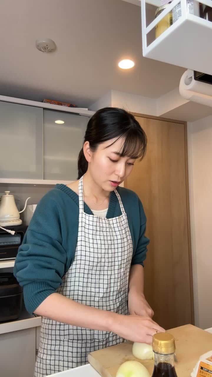 岩間恵のインスタグラム：「誕生日ディナー作り！ カーディガンは @chenon_official です🌸」