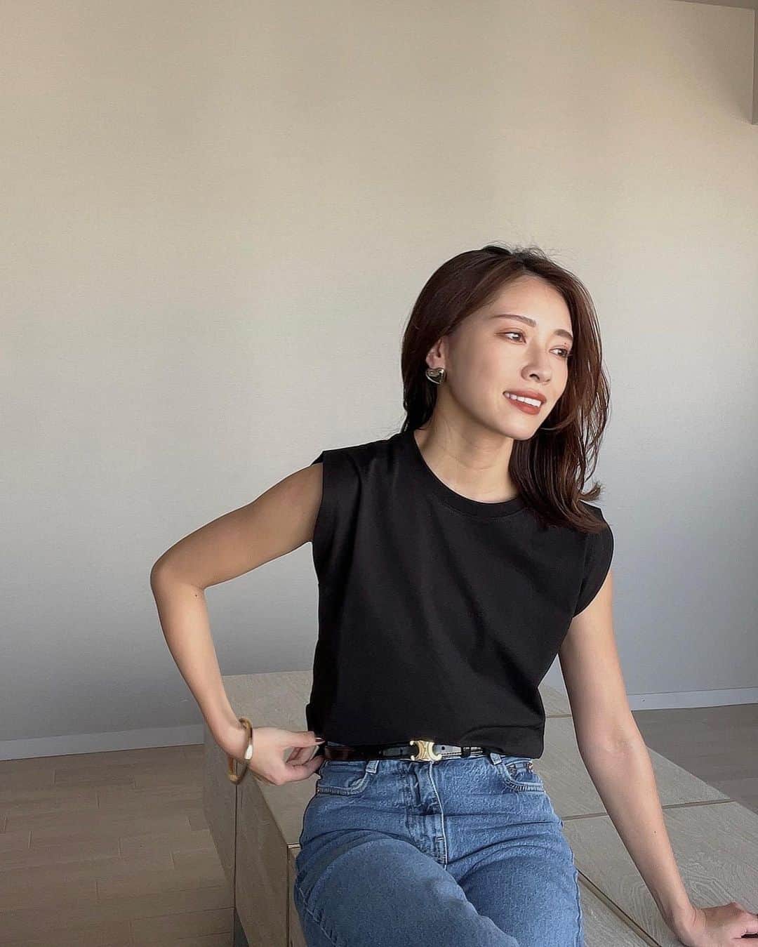 石黒美帆のインスタグラム：「. ⁡ styling/ × FRUIT OF THE LOOM のコラボパックT🖤 ⁡ シンプルなTシャツとタンクトップって何枚あっても本当使える🤭 ⁡ ボディスーツはバックスタイルが可愛くて‥！ パット付きだからこのままインナーとして使えて便利。 本当に使える3アイテムです🤲🏻♡ ⁡ ⁡ @stylings_official  @fruitoftheloom  ⁡ ⁡ #styling #styling_#fruitoftheloom」