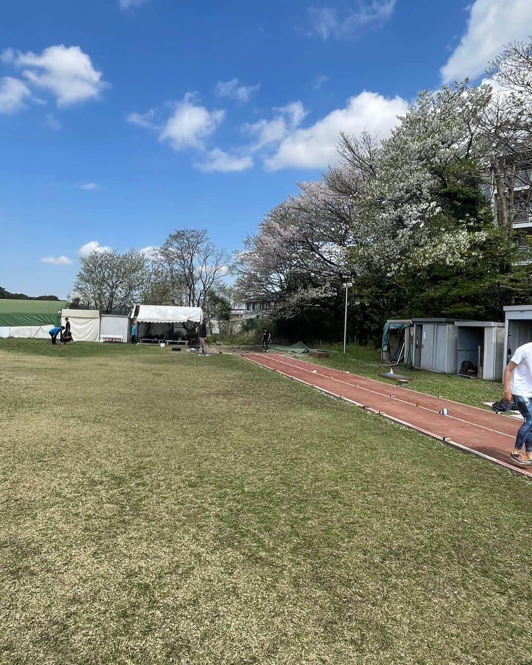 宮坂楓さんのインスタグラム写真 - (宮坂楓Instagram)「. 春だなぁ〜🌸 桜も咲いてほんわかする中の練習 結構好きです☺️ 暖かくなってきて気持ちがいい🌸 #アスリート#トレーニング#陸上#三段跳#継続は力なり#桜#春」3月29日 19時20分 - kaede_official_