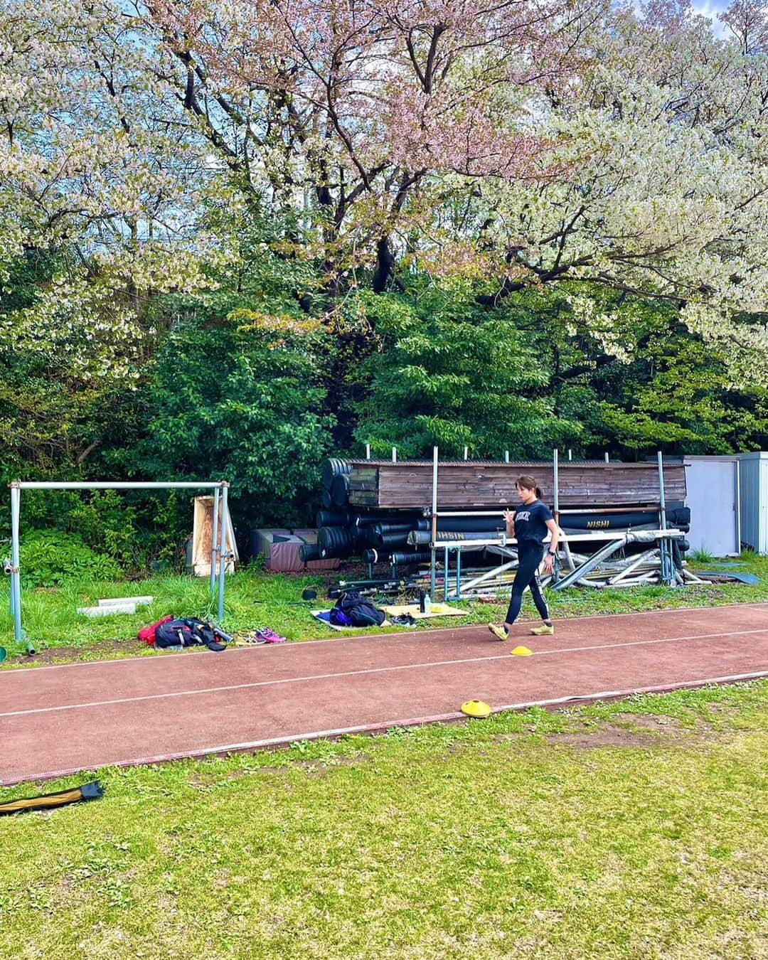 宮坂楓のインスタグラム：「. 春だなぁ〜🌸 桜も咲いてほんわかする中の練習 結構好きです☺️ 暖かくなってきて気持ちがいい🌸 #アスリート#トレーニング#陸上#三段跳#継続は力なり#桜#春」