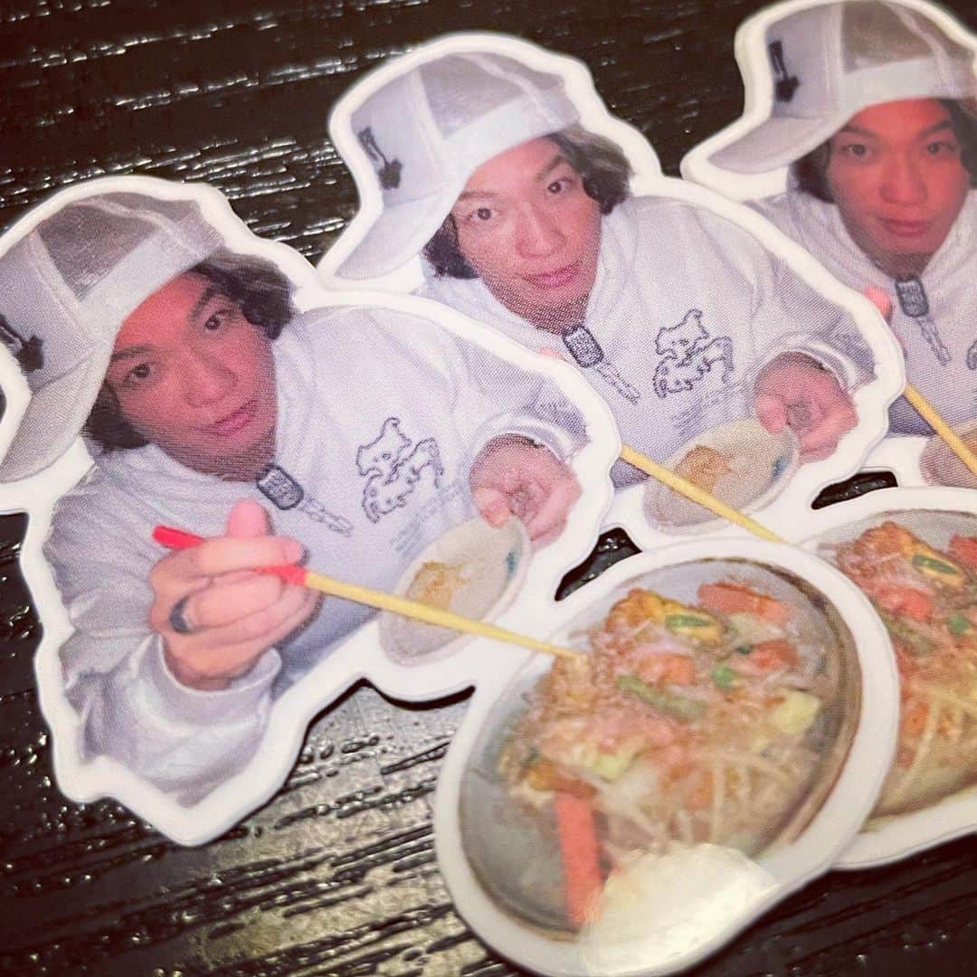 あきらかにあきらのインスタグラム：「誕生日記念に作ってもらいました。 「フーチャンプルーを食べるあきら」ステッカーです。 会った人に先着であげます。関係性によっては売りつけます。」
