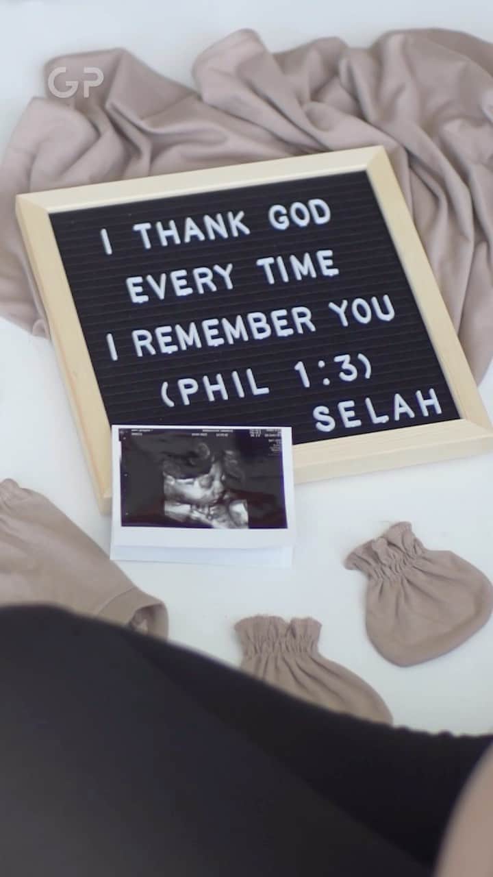 グレイシア・ポリーのインスタグラム：「BL: “GP, you mau foto maternity gak? Sini gue fotoin.” GP: (Sambil mikir pengen tapi malas dan cape kalau harus photoshoot dll)  “Pengen sih tapi jujurly lelah banget, pengen off dulu gak ada kerjaan.“ BL: “Hahaha, tenang kita buat lo foto ga lelah dan se-santai mungkin.”  GP: “Ya uda deh yoookkk, hajar. Pengen banget juga sih buat momen sama si baby mumpung masih dalam kandungan.” 🫰😆  Hasilnya memang gak main-main ko @bennylims ini. Terimakasih ya sudah ngebangunin gue dari tempat tidur untuk lakuin photoshoot yang super keren, super santai, gak pakai effort banyak. Senangnya punya partner bisnis yang multitalenta gini. 😂😂🫰   Video by @feyzheng  Photoshoot by @juniapics Make up by @adiadrianbeauty」