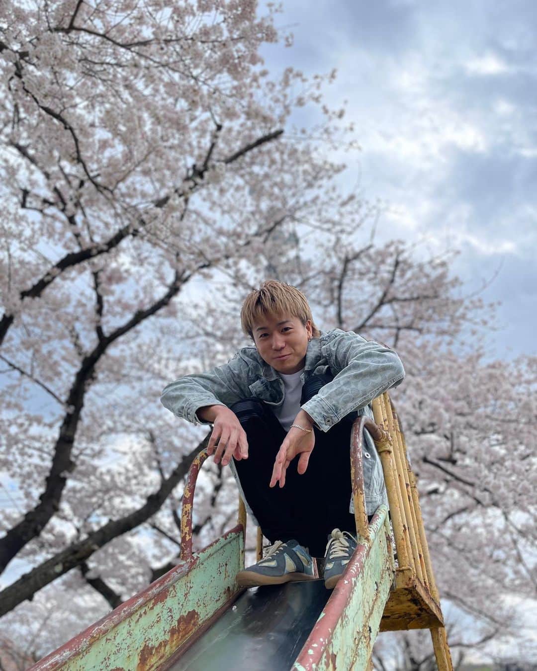 瀬口黎弥さんのインスタグラム写真 - (瀬口黎弥Instagram)「本日の現場が学校で 運動場の桜がとても綺麗でした。  青春してぇなぁ〜🏫 放課後、 呼び出されてぇなぁ〜😗📢💌」3月29日 19時22分 - leiya_seguchi_official
