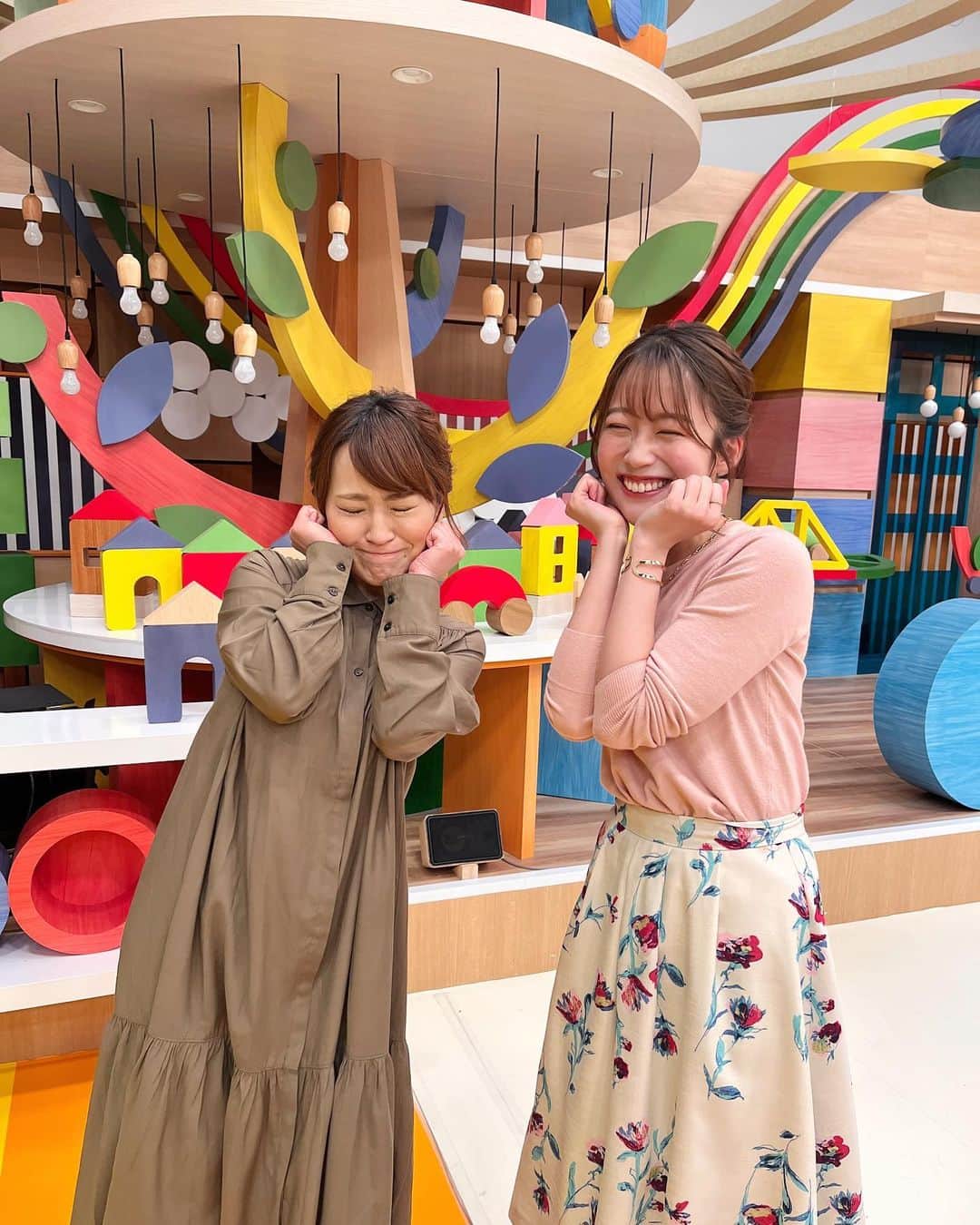 澤井志帆さんのインスタグラム写真 - (澤井志帆Instagram)「.2023.3.29 ⁡ 「まるごと」キラキラクッキング最終回🥺🤲🏻 ⁡ 3年間、沢山の料理本からレシピを紹介してきました💐✨ このコーナーのおかげで、私の料理スキルもかなり鍛えられました🥺 ⁡ そして、なんと言ってもこのコーナーに欠かせない《永見アナ》の存在✨💢✨💢 名物のいわゆる『ワイプ芸』で、VTRを見守ってくださった永見さんとの キラキラ×イライラコンビ も、きょうがラスト😢 ⁡ このコーナーは沢山の方に支えられて、ここまで続けることができました。 きょうの放送が終わってからジワジワと「ラスト」を実感してます、、寂しい〜〜😢 ⁡ …でも、これで終わりではございません💡 ⁡ 4月からは、午後3時48分放送の「every.しずおか」で、本格中華の巨匠・五十嵐美幸シェフとの料理コーナー \ みゆき・しほのキラキラクッキング / が始まります！❤️‍🔥 プロの技を伝授していただき、これからも簡単・絶品レシピをお伝えしていきますよ✨✨ 心機一転、新たなキラキラクッキングを皆さんに楽しんでいただけるよう頑張ります💪🏻 ⁡ 「まるごと」のキラキラクッキングを応援していただいた皆さま、本当にありがとうございました！ 4月からは「every.しずおか」キラキラクッキング、毎週水曜日放送です！ ぜひご覧ください☺️💗 ⁡ ⁡ #DaiichiTV#まるごと#キラキラクッキング#アナウンサー#永見佳織アナ#早川ナナさん #アナウンサー衣装#衣装」3月29日 19時22分 - shiho_sawai