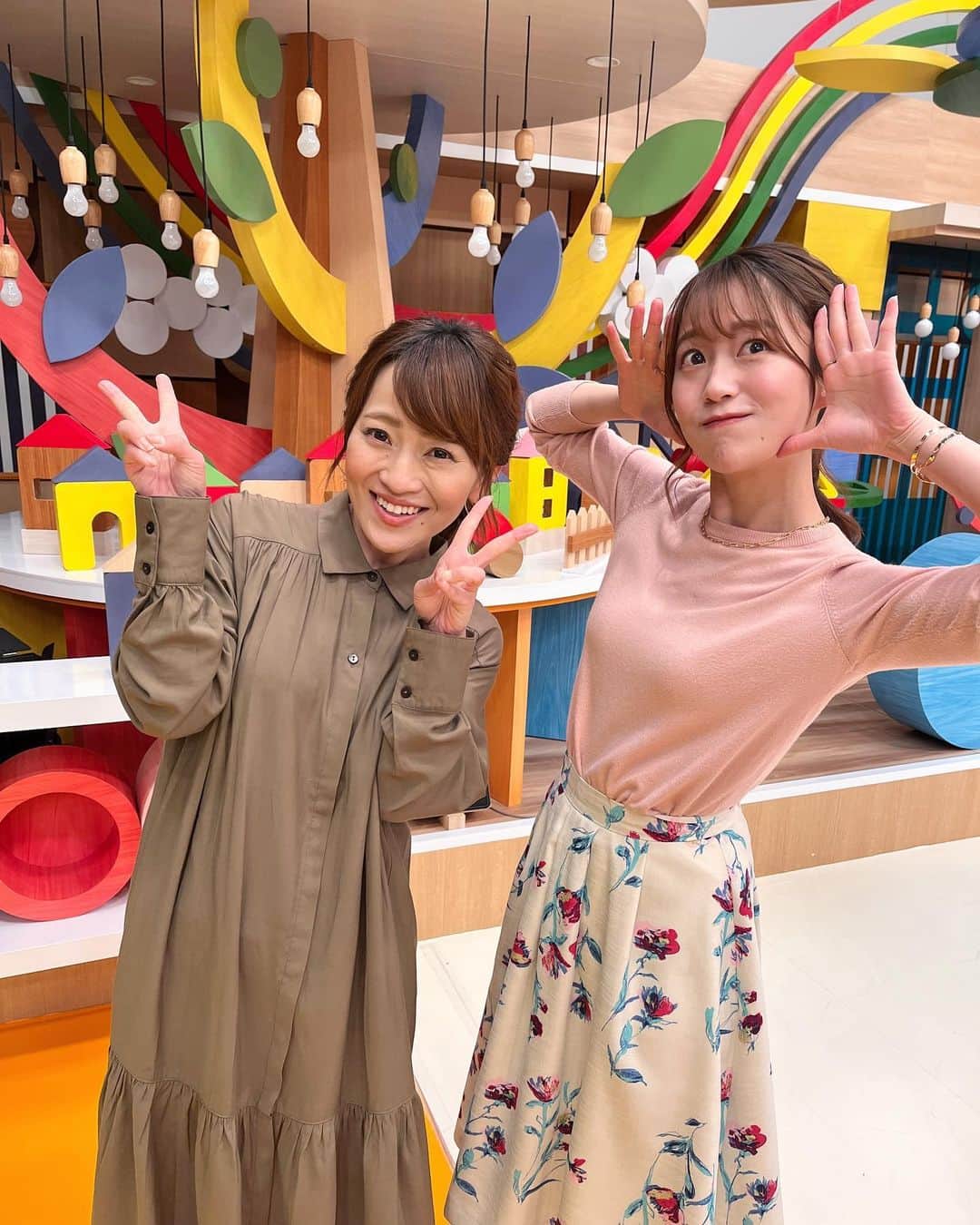 澤井志帆さんのインスタグラム写真 - (澤井志帆Instagram)「.2023.3.29 ⁡ 「まるごと」キラキラクッキング最終回🥺🤲🏻 ⁡ 3年間、沢山の料理本からレシピを紹介してきました💐✨ このコーナーのおかげで、私の料理スキルもかなり鍛えられました🥺 ⁡ そして、なんと言ってもこのコーナーに欠かせない《永見アナ》の存在✨💢✨💢 名物のいわゆる『ワイプ芸』で、VTRを見守ってくださった永見さんとの キラキラ×イライラコンビ も、きょうがラスト😢 ⁡ このコーナーは沢山の方に支えられて、ここまで続けることができました。 きょうの放送が終わってからジワジワと「ラスト」を実感してます、、寂しい〜〜😢 ⁡ …でも、これで終わりではございません💡 ⁡ 4月からは、午後3時48分放送の「every.しずおか」で、本格中華の巨匠・五十嵐美幸シェフとの料理コーナー \ みゆき・しほのキラキラクッキング / が始まります！❤️‍🔥 プロの技を伝授していただき、これからも簡単・絶品レシピをお伝えしていきますよ✨✨ 心機一転、新たなキラキラクッキングを皆さんに楽しんでいただけるよう頑張ります💪🏻 ⁡ 「まるごと」のキラキラクッキングを応援していただいた皆さま、本当にありがとうございました！ 4月からは「every.しずおか」キラキラクッキング、毎週水曜日放送です！ ぜひご覧ください☺️💗 ⁡ ⁡ #DaiichiTV#まるごと#キラキラクッキング#アナウンサー#永見佳織アナ#早川ナナさん #アナウンサー衣装#衣装」3月29日 19時22分 - shiho_sawai