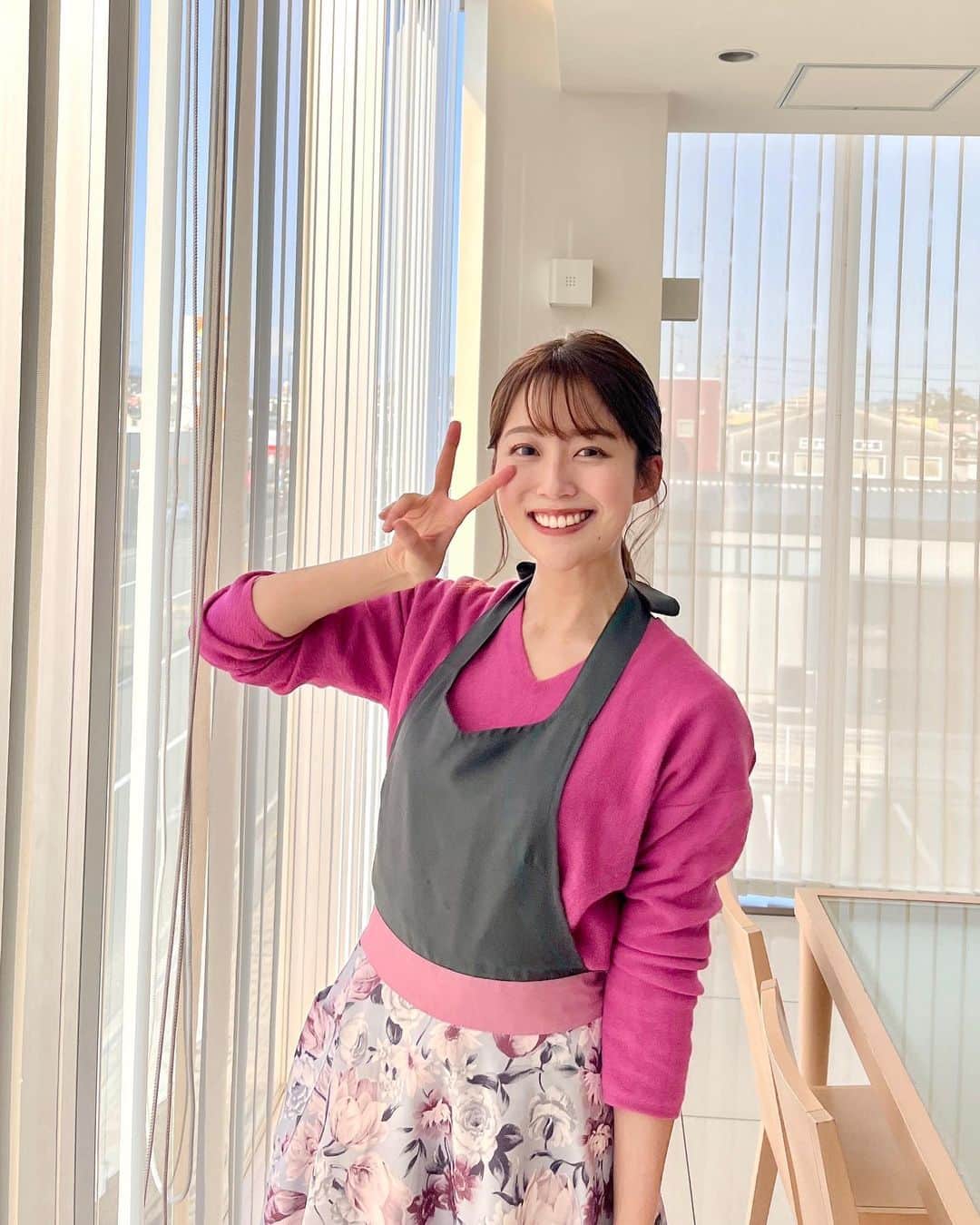 澤井志帆さんのインスタグラム写真 - (澤井志帆Instagram)「.2023.3.29 ⁡ 「まるごと」キラキラクッキング最終回🥺🤲🏻 ⁡ 3年間、沢山の料理本からレシピを紹介してきました💐✨ このコーナーのおかげで、私の料理スキルもかなり鍛えられました🥺 ⁡ そして、なんと言ってもこのコーナーに欠かせない《永見アナ》の存在✨💢✨💢 名物のいわゆる『ワイプ芸』で、VTRを見守ってくださった永見さんとの キラキラ×イライラコンビ も、きょうがラスト😢 ⁡ このコーナーは沢山の方に支えられて、ここまで続けることができました。 きょうの放送が終わってからジワジワと「ラスト」を実感してます、、寂しい〜〜😢 ⁡ …でも、これで終わりではございません💡 ⁡ 4月からは、午後3時48分放送の「every.しずおか」で、本格中華の巨匠・五十嵐美幸シェフとの料理コーナー \ みゆき・しほのキラキラクッキング / が始まります！❤️‍🔥 プロの技を伝授していただき、これからも簡単・絶品レシピをお伝えしていきますよ✨✨ 心機一転、新たなキラキラクッキングを皆さんに楽しんでいただけるよう頑張ります💪🏻 ⁡ 「まるごと」のキラキラクッキングを応援していただいた皆さま、本当にありがとうございました！ 4月からは「every.しずおか」キラキラクッキング、毎週水曜日放送です！ ぜひご覧ください☺️💗 ⁡ ⁡ #DaiichiTV#まるごと#キラキラクッキング#アナウンサー#永見佳織アナ#早川ナナさん #アナウンサー衣装#衣装」3月29日 19時22分 - shiho_sawai