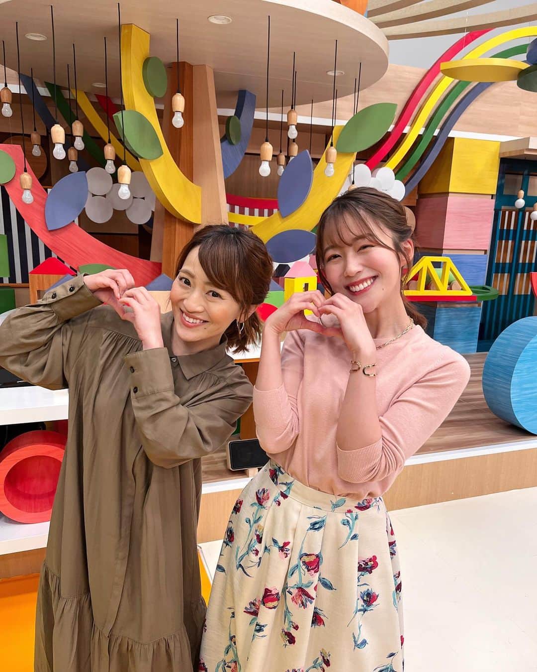 澤井志帆さんのインスタグラム写真 - (澤井志帆Instagram)「.2023.3.29 ⁡ 「まるごと」キラキラクッキング最終回🥺🤲🏻 ⁡ 3年間、沢山の料理本からレシピを紹介してきました💐✨ このコーナーのおかげで、私の料理スキルもかなり鍛えられました🥺 ⁡ そして、なんと言ってもこのコーナーに欠かせない《永見アナ》の存在✨💢✨💢 名物のいわゆる『ワイプ芸』で、VTRを見守ってくださった永見さんとの キラキラ×イライラコンビ も、きょうがラスト😢 ⁡ このコーナーは沢山の方に支えられて、ここまで続けることができました。 きょうの放送が終わってからジワジワと「ラスト」を実感してます、、寂しい〜〜😢 ⁡ …でも、これで終わりではございません💡 ⁡ 4月からは、午後3時48分放送の「every.しずおか」で、本格中華の巨匠・五十嵐美幸シェフとの料理コーナー \ みゆき・しほのキラキラクッキング / が始まります！❤️‍🔥 プロの技を伝授していただき、これからも簡単・絶品レシピをお伝えしていきますよ✨✨ 心機一転、新たなキラキラクッキングを皆さんに楽しんでいただけるよう頑張ります💪🏻 ⁡ 「まるごと」のキラキラクッキングを応援していただいた皆さま、本当にありがとうございました！ 4月からは「every.しずおか」キラキラクッキング、毎週水曜日放送です！ ぜひご覧ください☺️💗 ⁡ ⁡ #DaiichiTV#まるごと#キラキラクッキング#アナウンサー#永見佳織アナ#早川ナナさん #アナウンサー衣装#衣装」3月29日 19時22分 - shiho_sawai