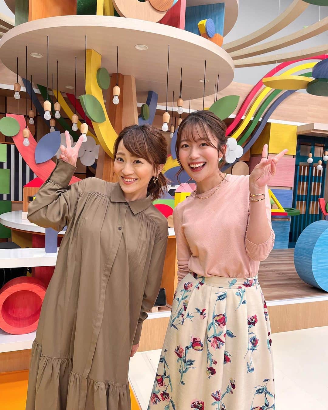 澤井志帆さんのインスタグラム写真 - (澤井志帆Instagram)「.2023.3.29 ⁡ 「まるごと」キラキラクッキング最終回🥺🤲🏻 ⁡ 3年間、沢山の料理本からレシピを紹介してきました💐✨ このコーナーのおかげで、私の料理スキルもかなり鍛えられました🥺 ⁡ そして、なんと言ってもこのコーナーに欠かせない《永見アナ》の存在✨💢✨💢 名物のいわゆる『ワイプ芸』で、VTRを見守ってくださった永見さんとの キラキラ×イライラコンビ も、きょうがラスト😢 ⁡ このコーナーは沢山の方に支えられて、ここまで続けることができました。 きょうの放送が終わってからジワジワと「ラスト」を実感してます、、寂しい〜〜😢 ⁡ …でも、これで終わりではございません💡 ⁡ 4月からは、午後3時48分放送の「every.しずおか」で、本格中華の巨匠・五十嵐美幸シェフとの料理コーナー \ みゆき・しほのキラキラクッキング / が始まります！❤️‍🔥 プロの技を伝授していただき、これからも簡単・絶品レシピをお伝えしていきますよ✨✨ 心機一転、新たなキラキラクッキングを皆さんに楽しんでいただけるよう頑張ります💪🏻 ⁡ 「まるごと」のキラキラクッキングを応援していただいた皆さま、本当にありがとうございました！ 4月からは「every.しずおか」キラキラクッキング、毎週水曜日放送です！ ぜひご覧ください☺️💗 ⁡ ⁡ #DaiichiTV#まるごと#キラキラクッキング#アナウンサー#永見佳織アナ#早川ナナさん #アナウンサー衣装#衣装」3月29日 19時22分 - shiho_sawai