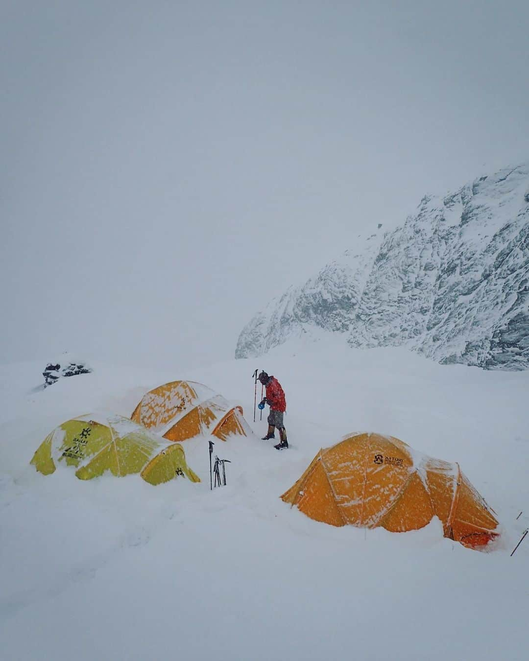 石川直樹さんのインスタグラム写真 - (石川直樹Instagram)「We have come down to BC from Camp2, #Annapurna. We will try again in a few days. しくじった…。雪が深すぎて、C3に到達できず。C2に2泊してねばったが、シェルパや他の隊を含め、誰一人としてC3に辿り着けなかった。ていうか、何もかも埋まっていて、C3の場所すらよくわからなかった…。さっきBCに着いたばかりで、からだ中が痛い。詳細は後日。写真はC1。 . #Himalayas#AnnapurnaExpedition」3月29日 19時32分 - straightree8848