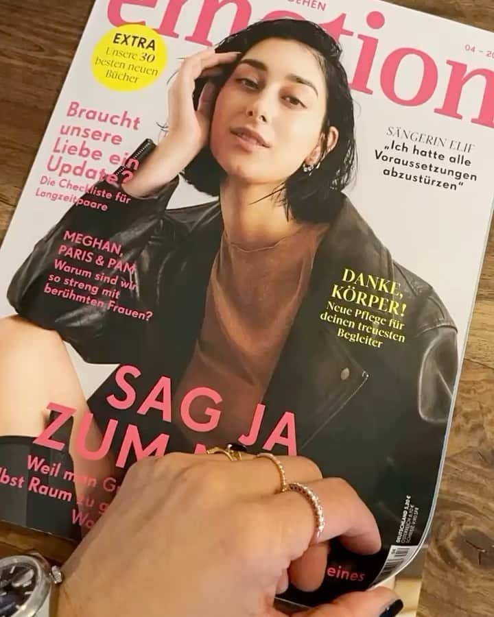 NINA PARKのインスタグラム：「Pure Elif @elifmusic in cover of  @emotionmagazin OUT NOW 💥__________________________________________ @emotionmagazin @sharonnaba @betty.brenn II #Photographer @rakutomakino 🇯🇵II#Styling @ha_nink II #MakeUp by Moi @ninaparkbeaute for @ballsaal_artist_mgmt」