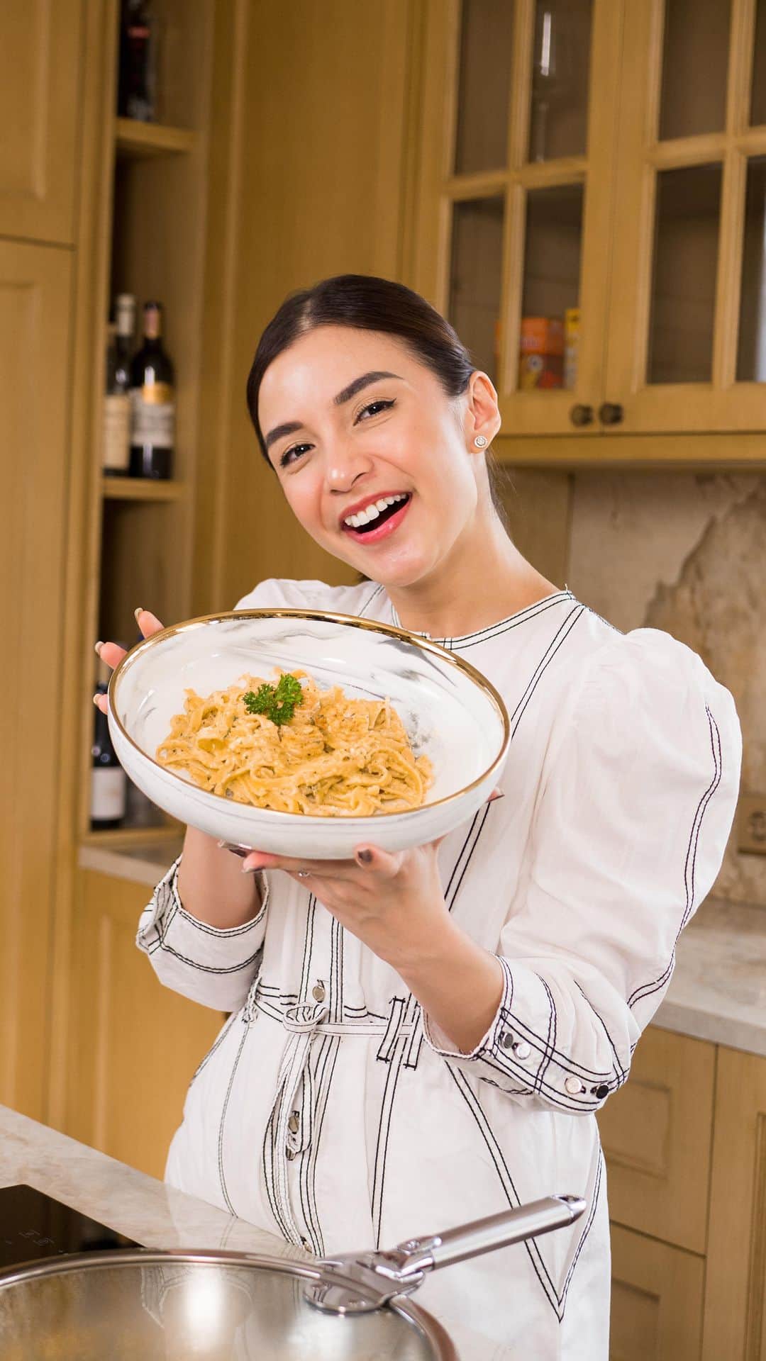 チェルシー・オリビアのインスタグラム：「Hi moms.. hari ini aku mau share salah satu menu sehat yang jadi favorit aku dan keluarga ❤️❤️  Udah pasti super enak dan gampang bngt bikinnya.. nah karna aku masak pakai udang dan sayuran jadi masak kali ini aku mau pakai Cristel Casteline Wok karna bikin masakan kualitas standar restoran 😆  Kalau mau buat masakan yang lebih sehat buat keluarga, jangan hanya pakai bahan masakan yang bagus, tapi peralatan masaknya juga harus diperhatikan yahh.. pastinya pakai panci yang terbaik seperti Cristel Casteline Wok @cristelindonesia   Jadi jangan lupa untuk #StartWithCristel yahh ❤️  Oh yaa buat kalian yang pingin checkout, jangan lupa pakai promo code CRISTELXCHEL untuk dapetin cashback 5% 🤩 Yukk buruan checkout di Tokopedia Cristel Indonesia  #StartWithCristel #CristelIndonesia #CristelStainlessSteel #CristelCasteline」